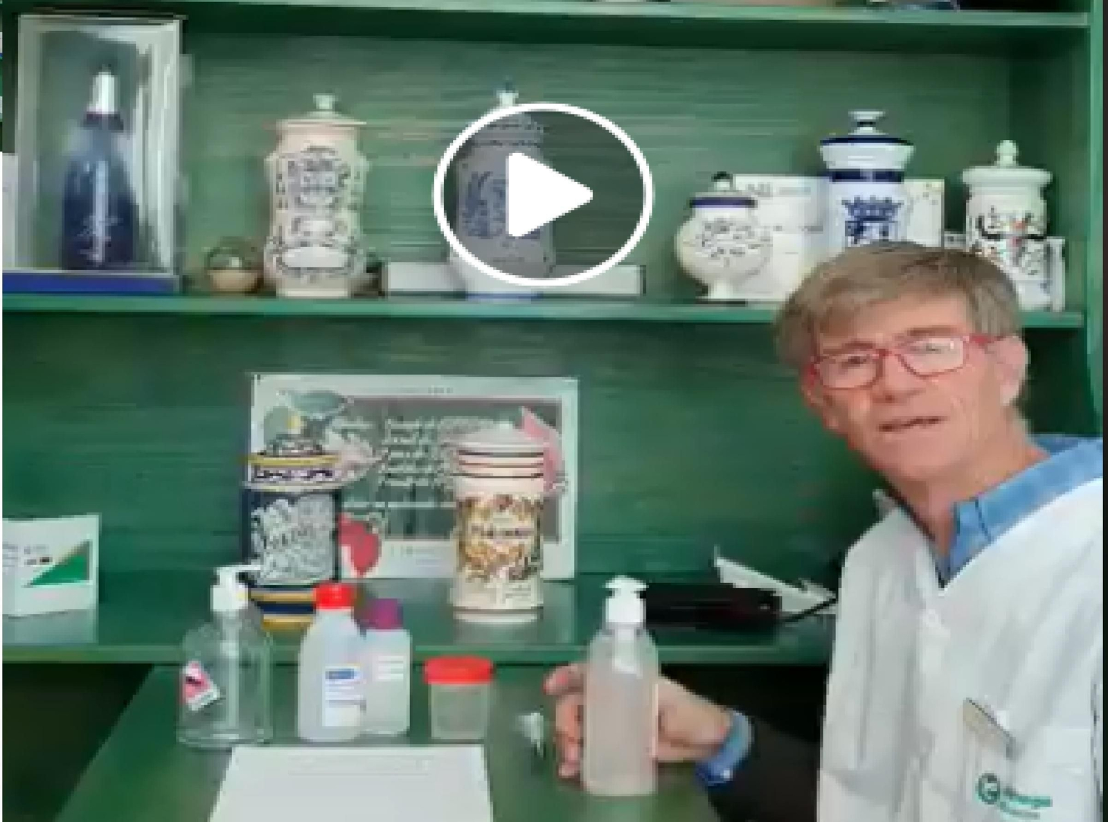 Miguel Ángel Benjumeda, en su farmacia.