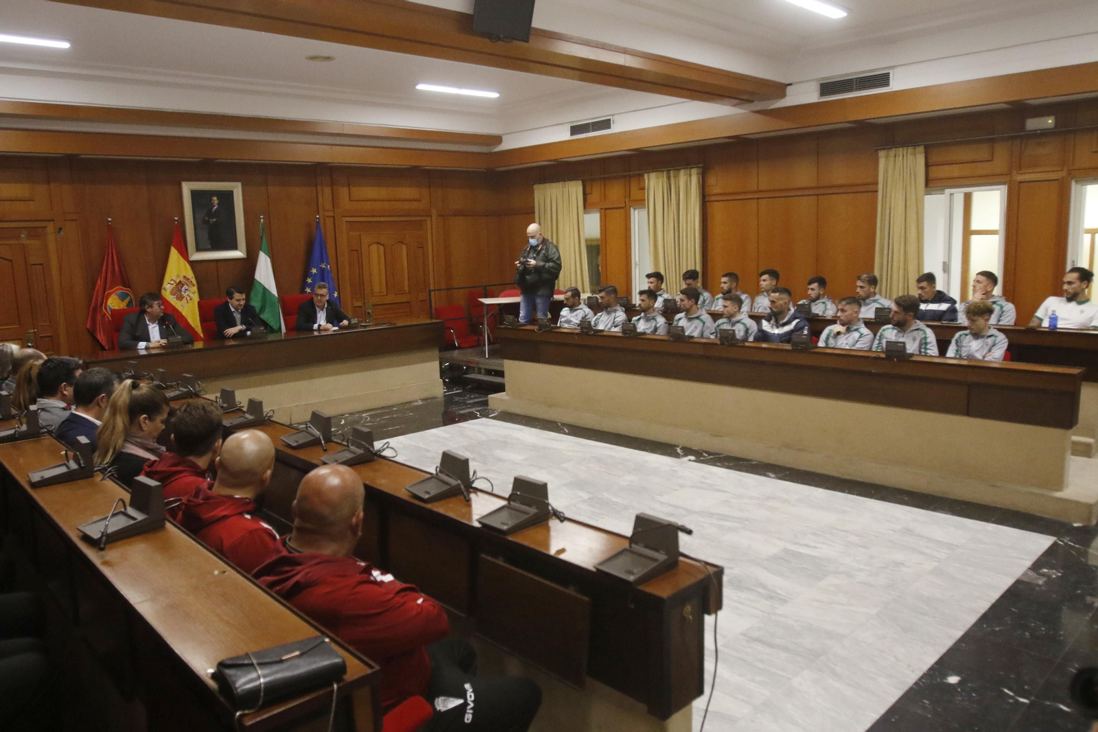 La recepción del Ayuntamiento al Córdoba CF por su ascenso a Primera RFEF, en imágenes