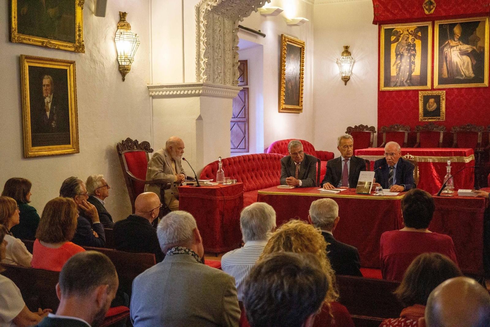 Antonio Cascales  durante la presentación de su libro 'Puentes de Europa' en la Real Academia Sevillana de Buenas Letras.