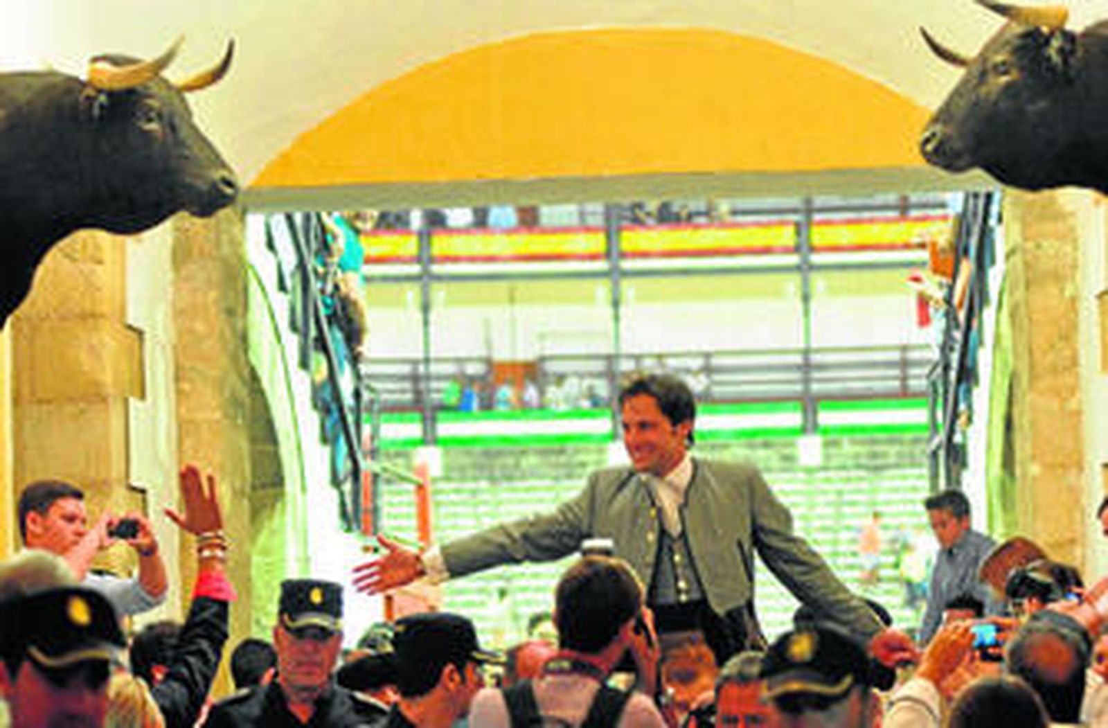 Salida a hombros de Andrés Romero por la Puerta Grande de la plaza de toros de El Puerto de Santa María, donde cortó dos orejas.