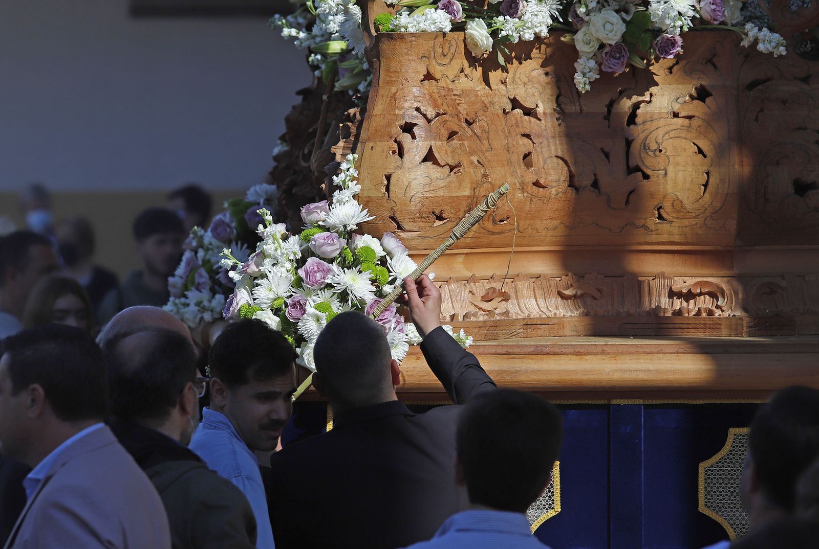 El Resucitado procesiona por el barrio de la Hispanidad de Huelva