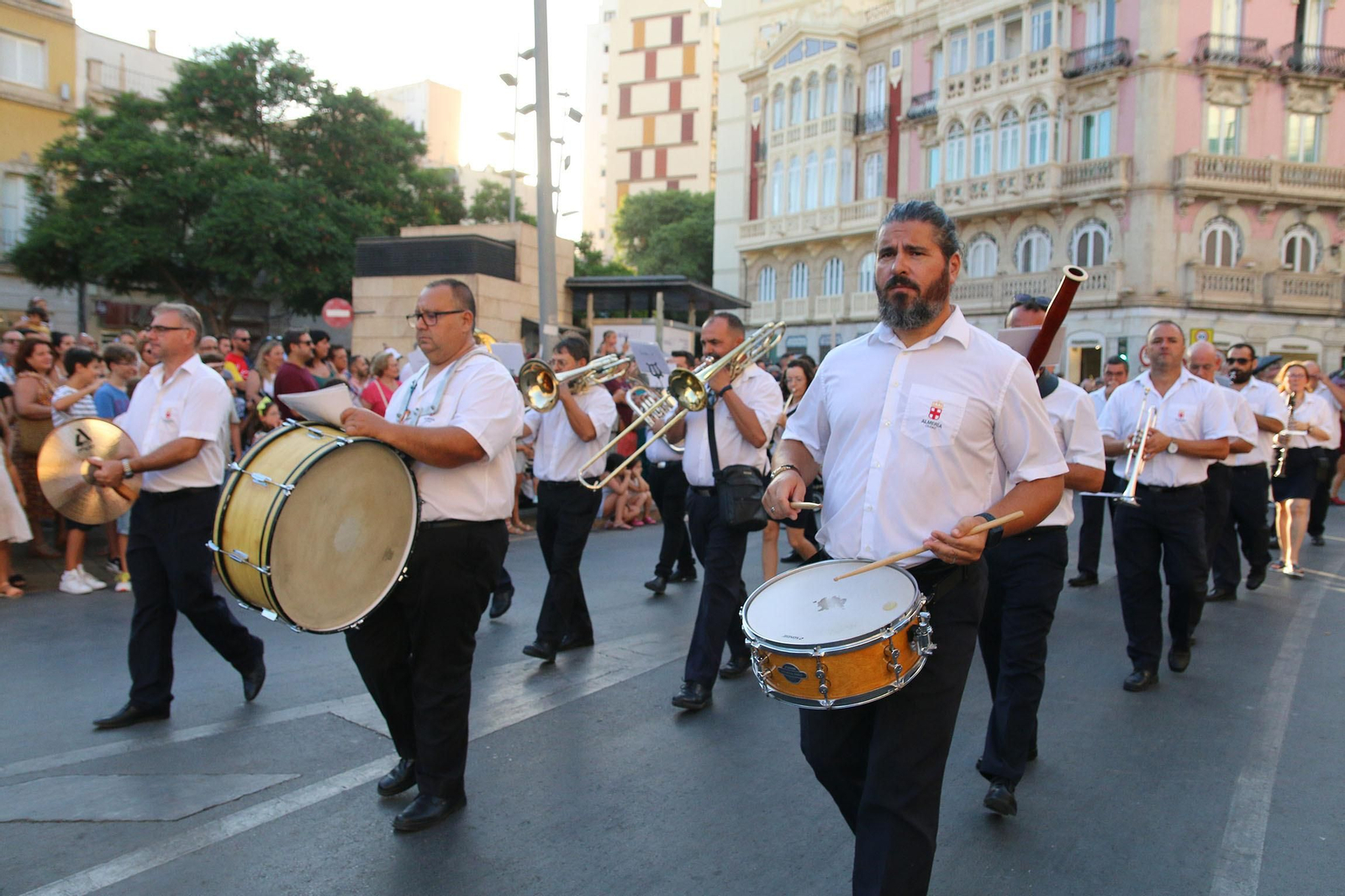 La Batalla de las Flores ha regresado inundando Almería de claveles