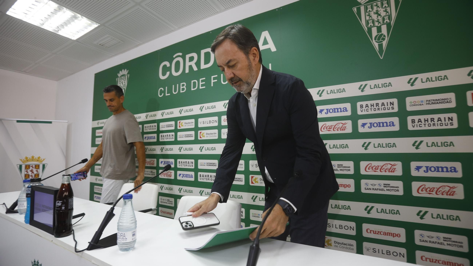 Antonio Fernández Monterrubio y Juanito, antes del comienzo de la rueda de prensa del balance de mercado.