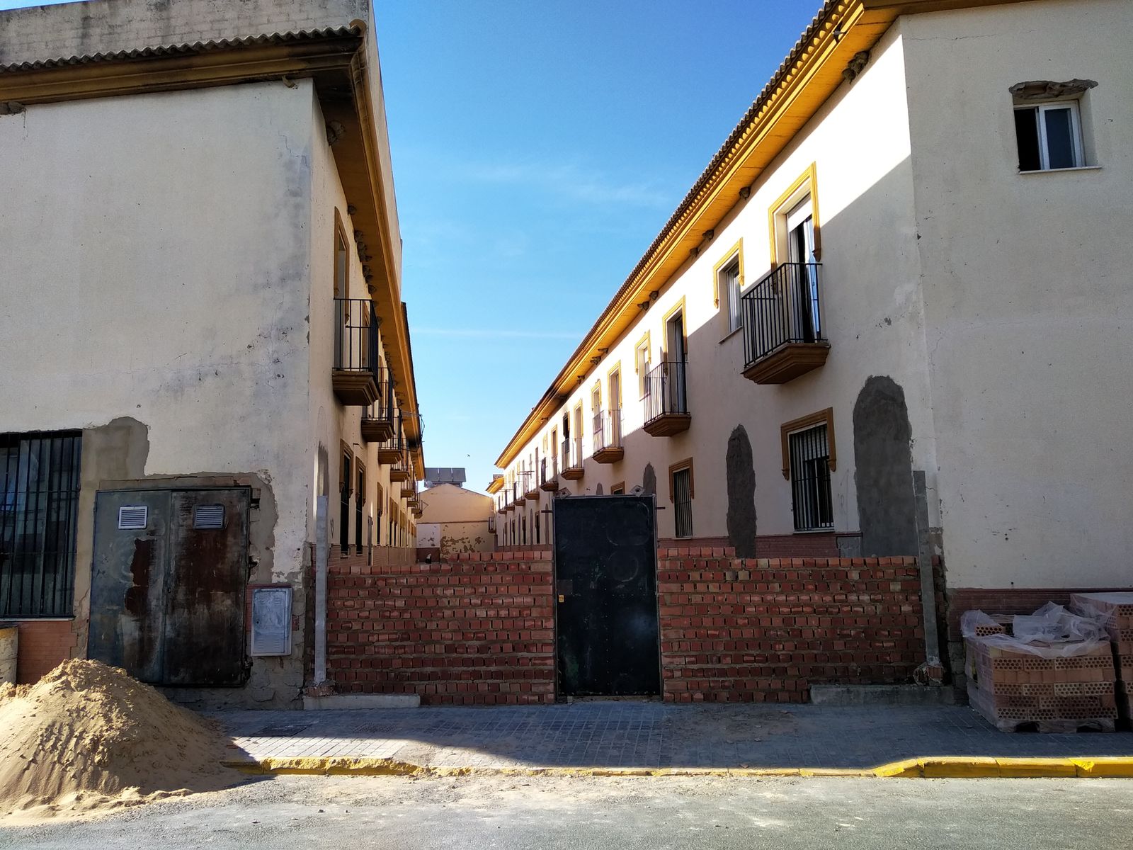 La calle de acceso a la urbanización está tapiada.