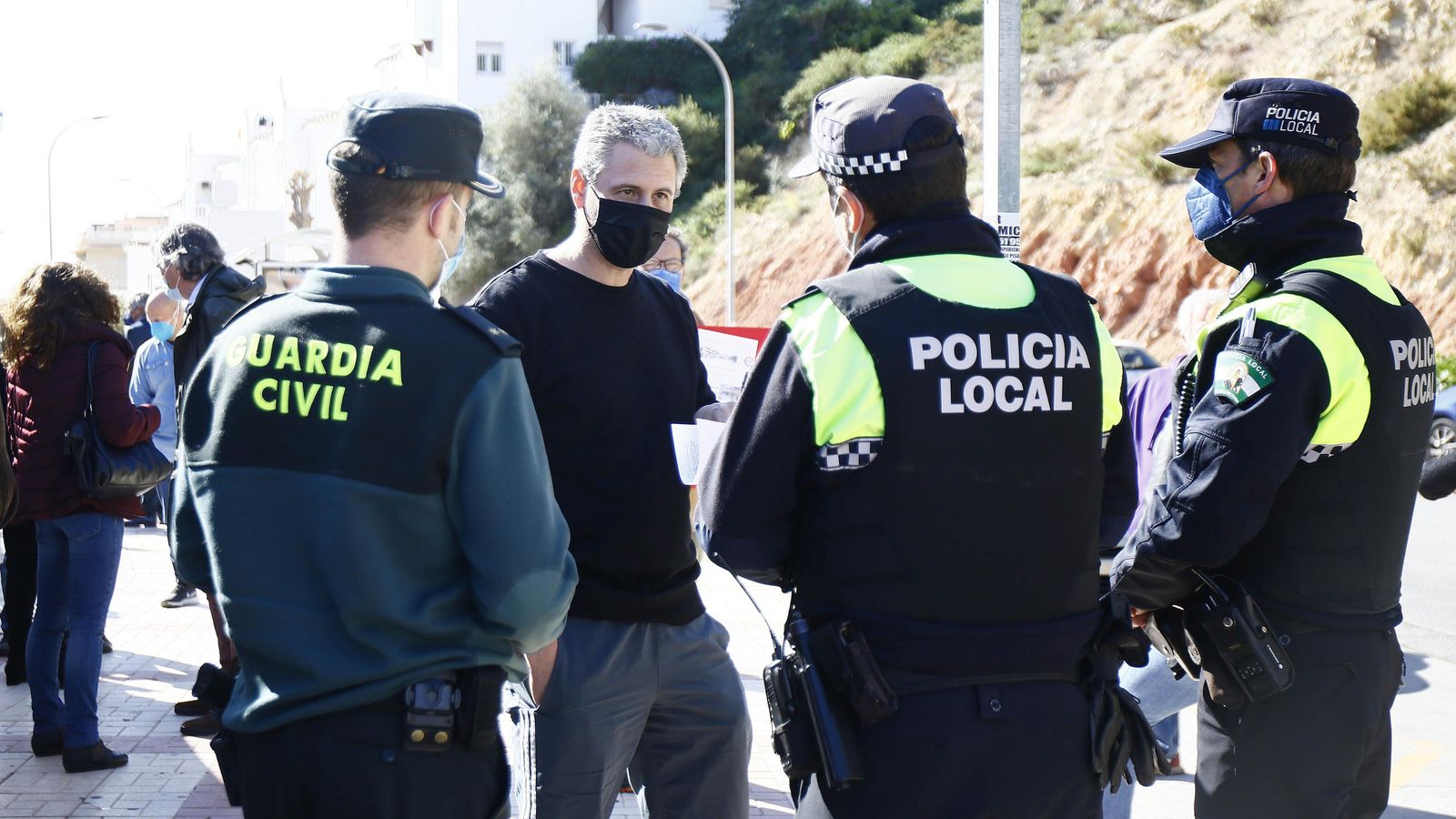 Antonio Martín, padre de las menores, habla con la Policía Local y la Guardia Civil.