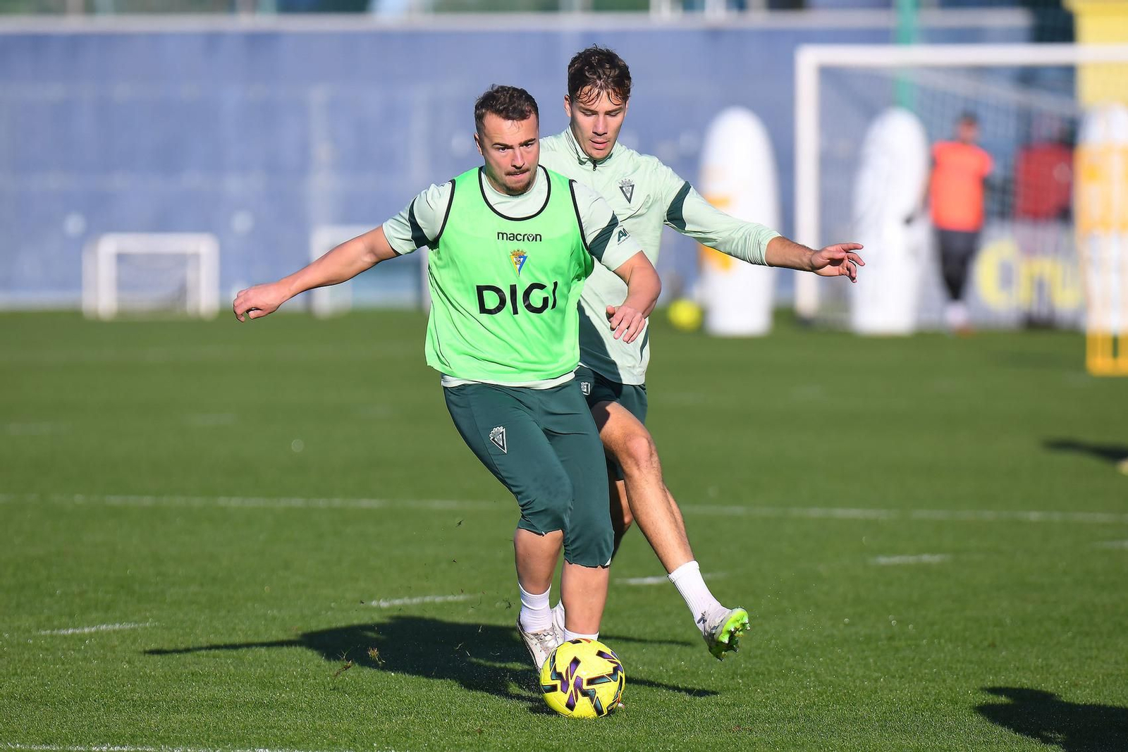 Javier Ontiveros conduce el esférico en la sesión del jueves.