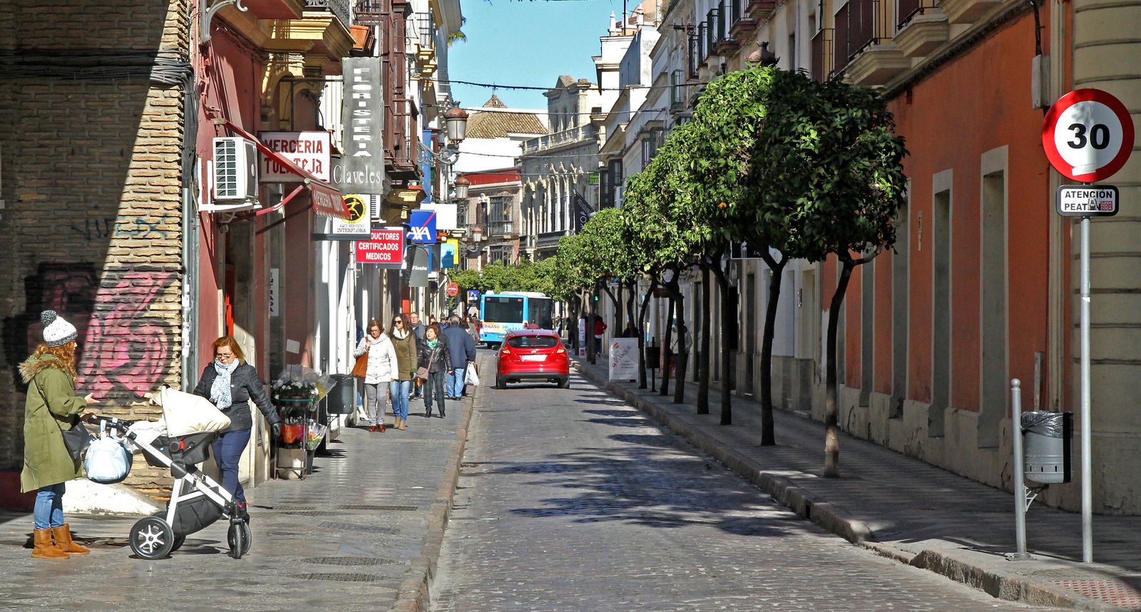Imagen de la calle Honda, una de las que podrían peatonalizarse los fines de semana.