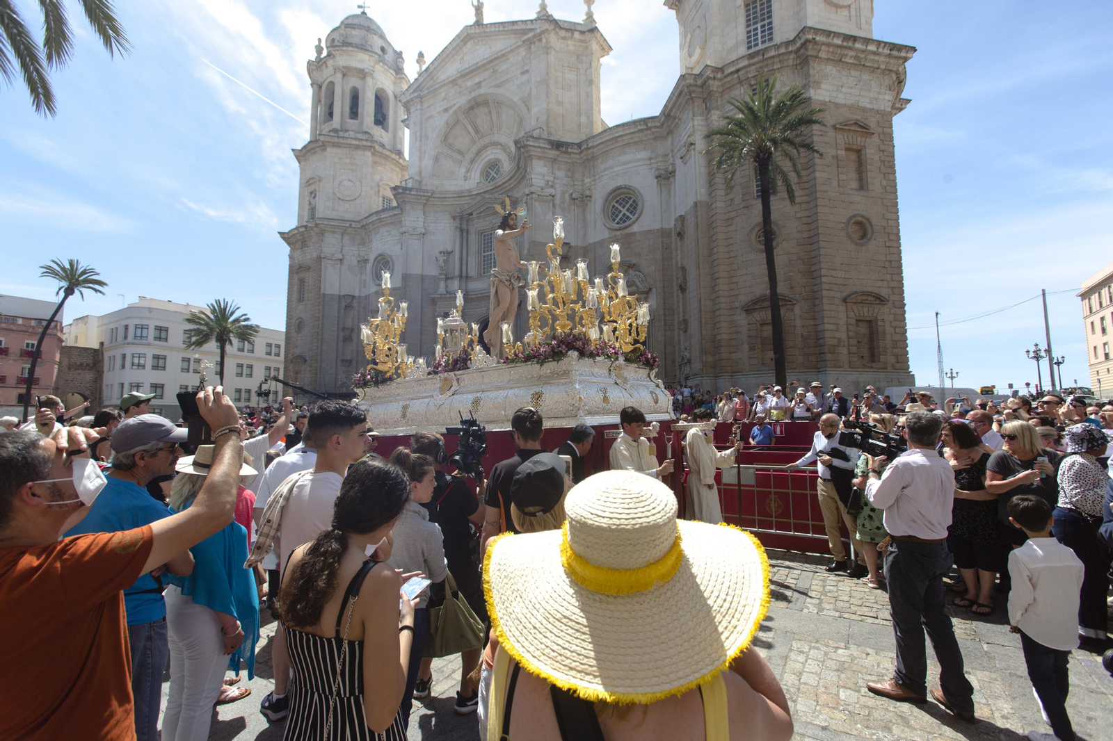 Las imágenes de la procesión del Resucitado en la Semana Santa de Cádiz 2022