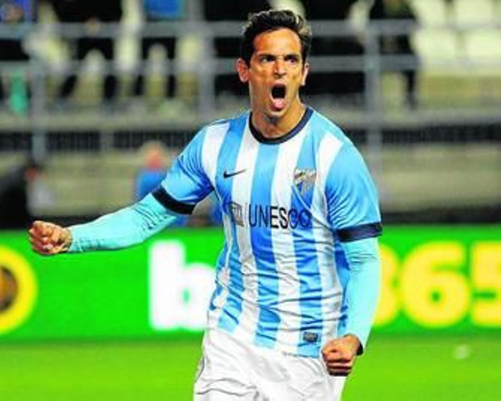 Eliseu salta por encima de Andersen, portero del Betis.