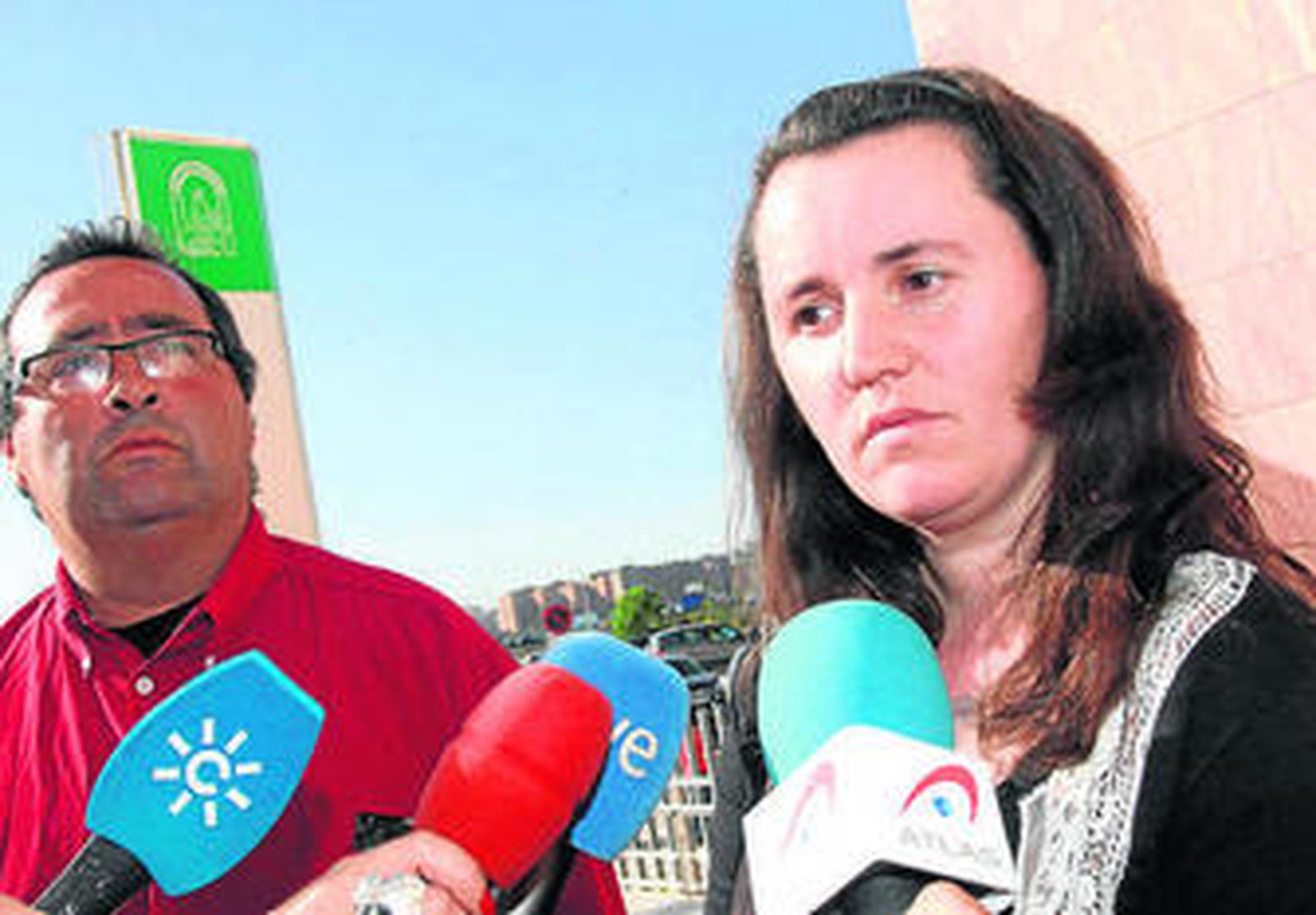 Los padres de María Esther, ayer, a su llegada a los juzgados.