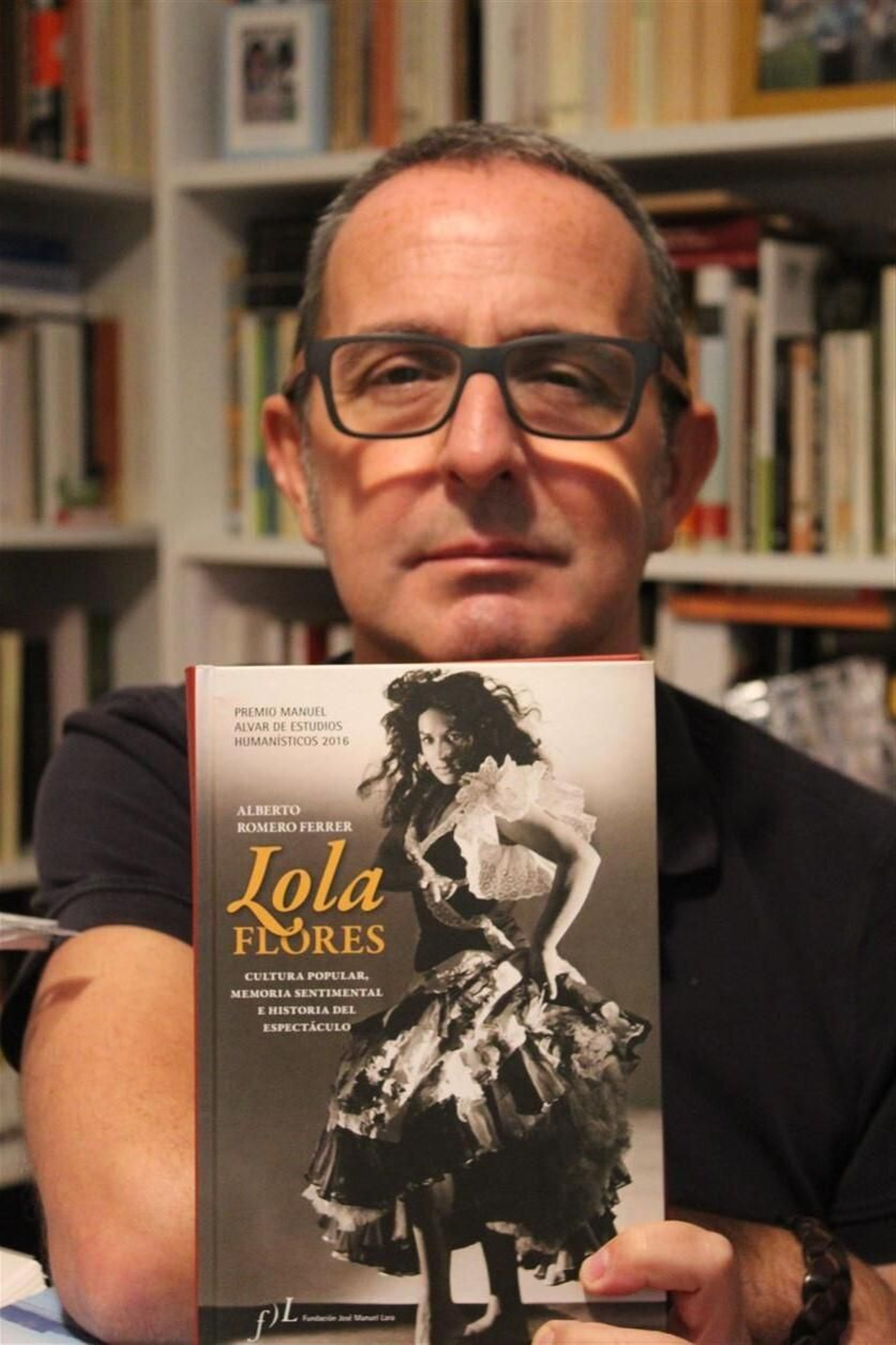 El profesor Romero Ferrer, con un ejemplar de su ensayo sobre Lola Flores.