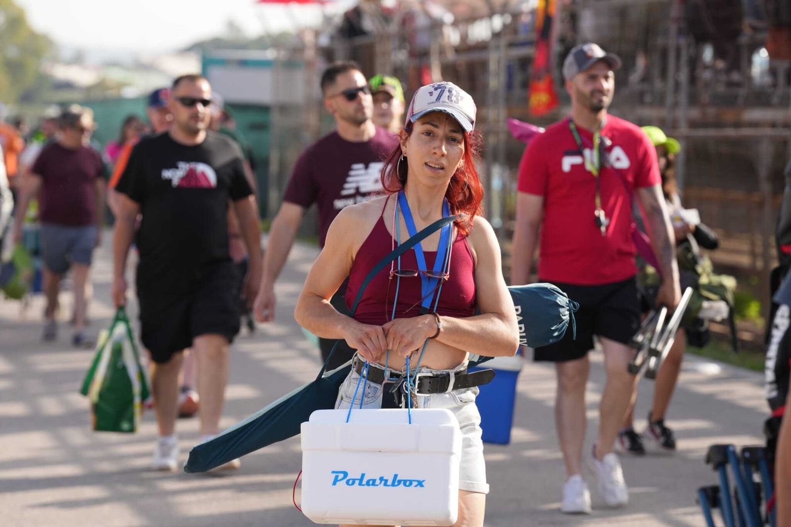 Neveras, cerveza muy fría y sombrillas para combatir al calor en el Gran Premio de España en Jerez