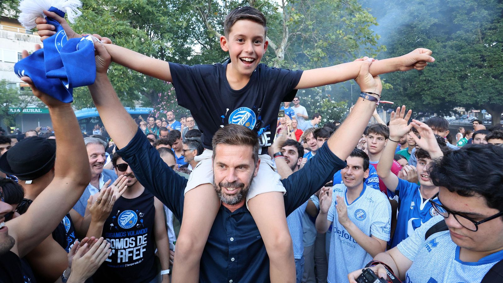 David Sánchez con su hijo, con el que vio la tanda de penaltis.