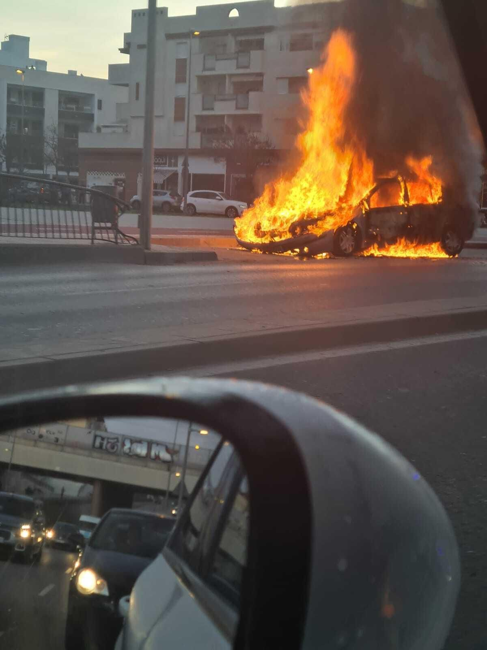 Imagen del incendio en el vehículo