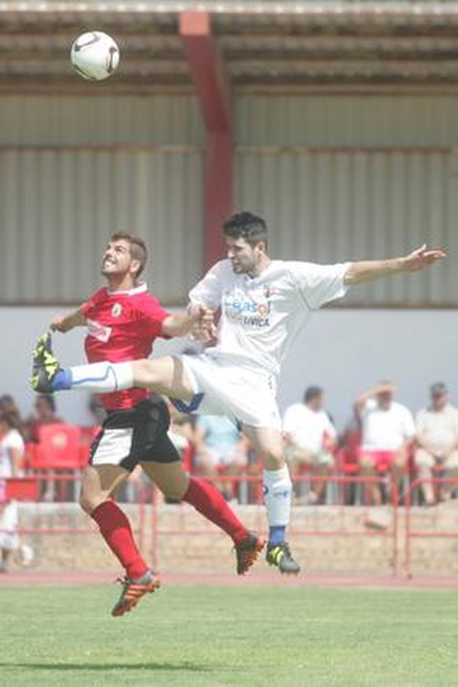El San Roque desperdicia dos goles de ventaja ante el Pozoblanco y sufre, en su estreno como local, su primera bofetada de la temporada./Fotos: Quiñones

Foto: J.M.Q.