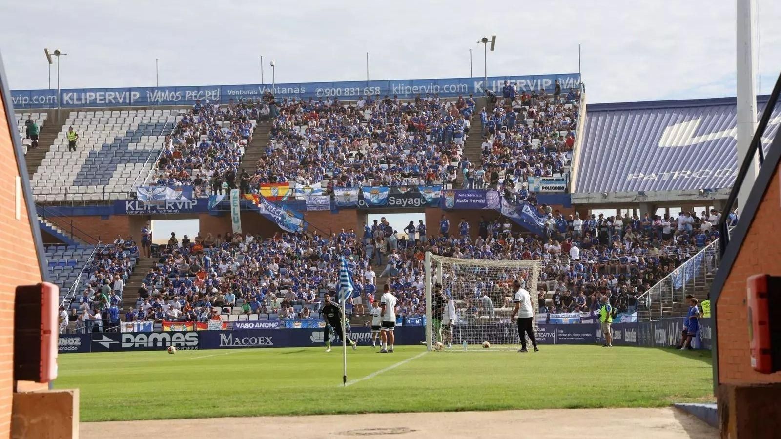 La afición del Xerez  CD se volcó con el equipo en Huelva y viajaron más de mil seguidores.