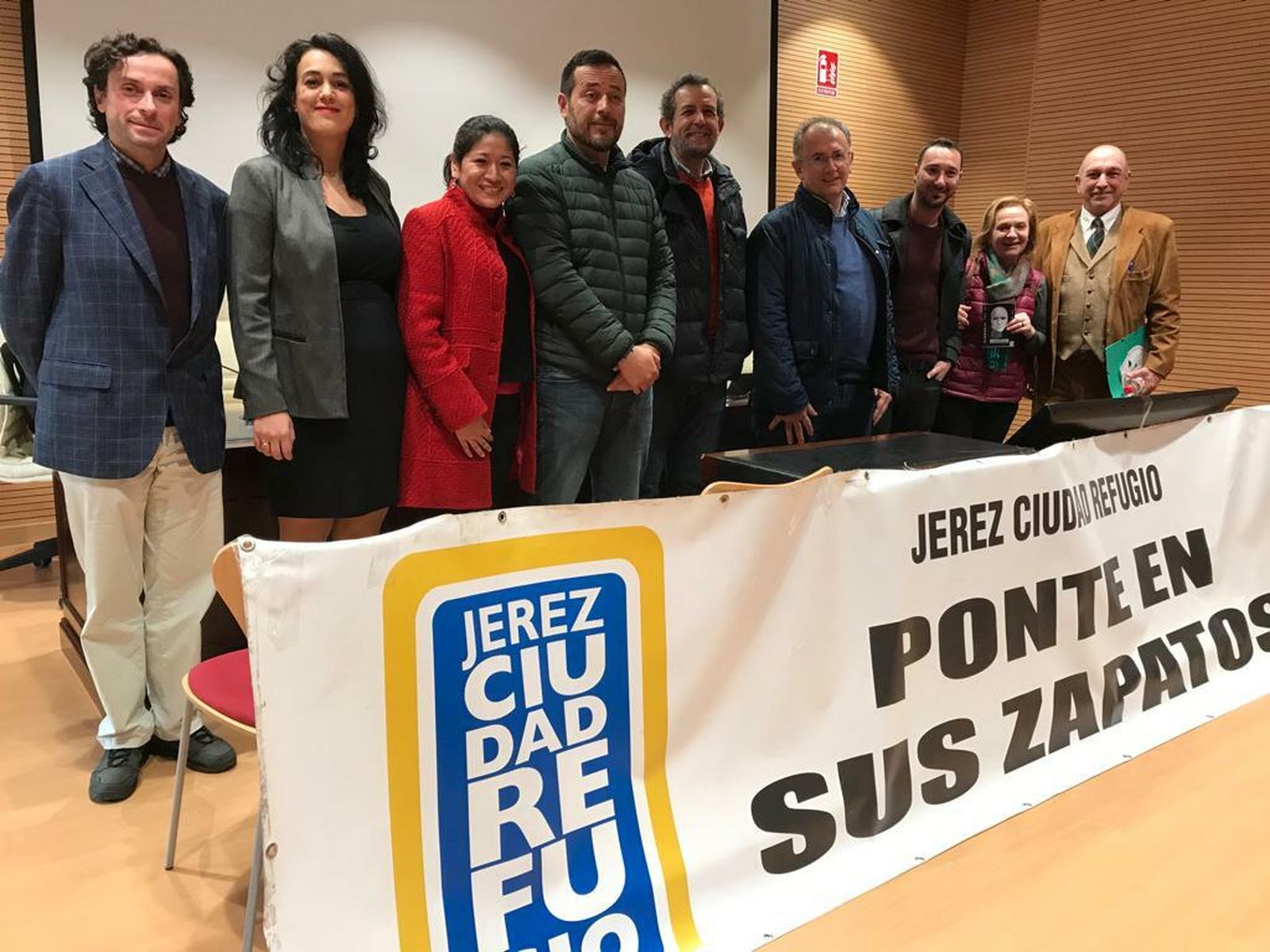 Asistentes, ante una pancarta en las instalaciones del campus de Jerez.