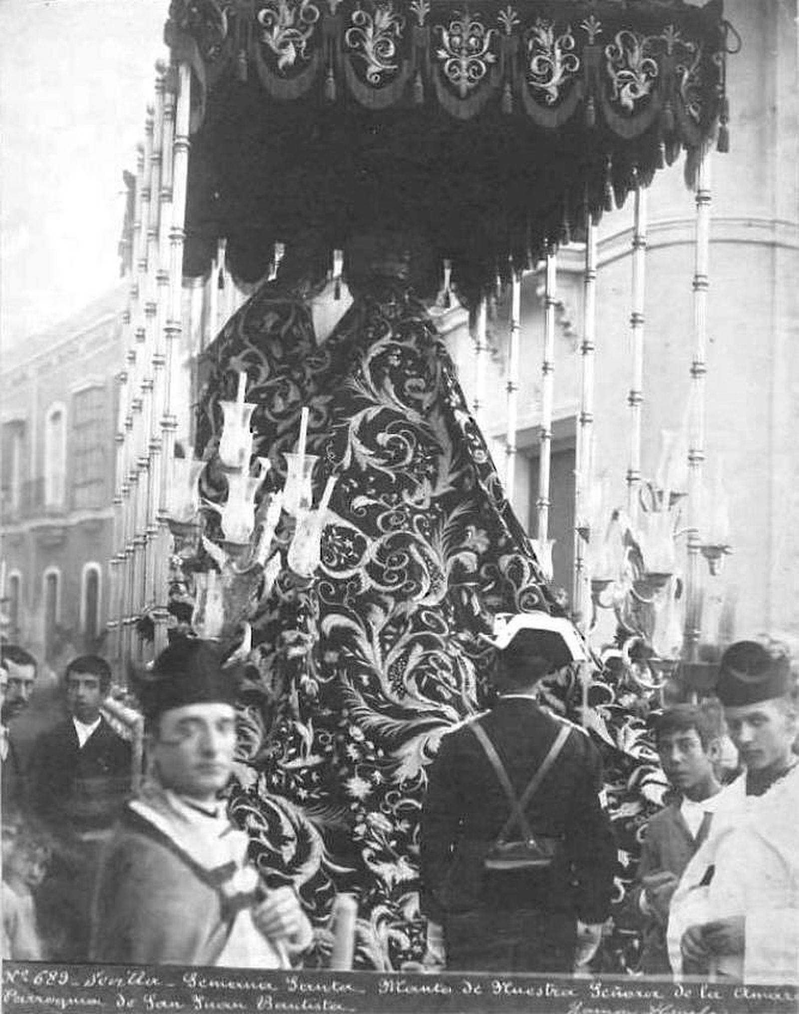 La Virgen de la Amargura con el manto en cuestión.