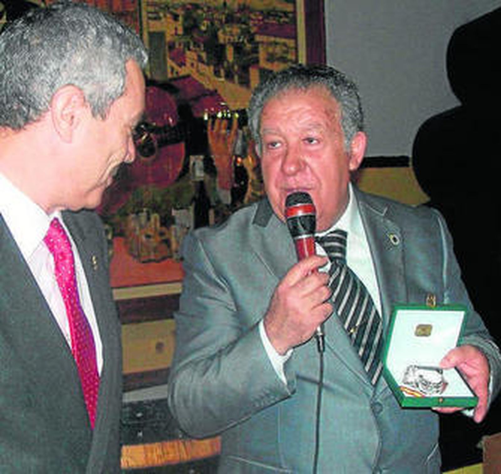 El coronel, a la izquierda, con el presidente de la asociación.