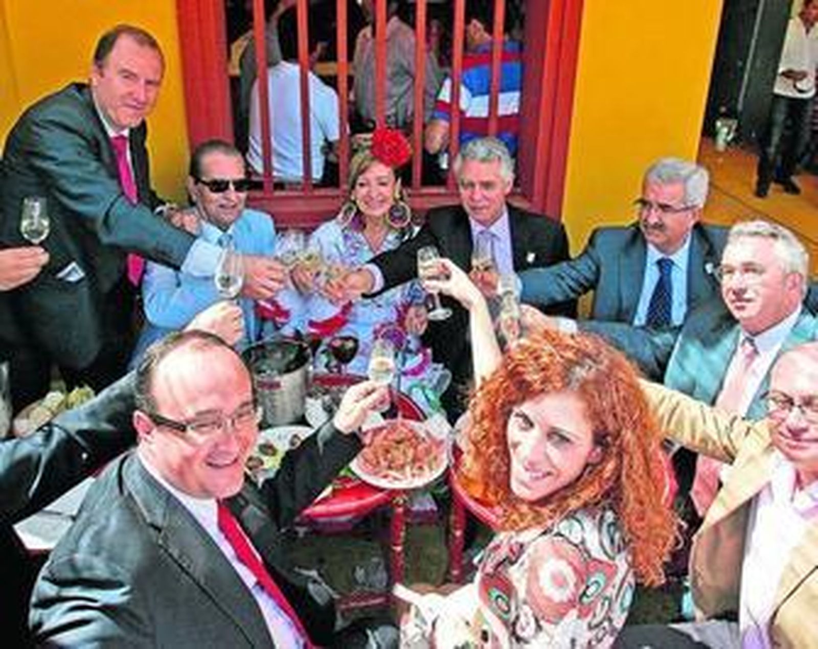 Responsables del PSOE comparten ayer comida con el consejero Francisco Menacho.