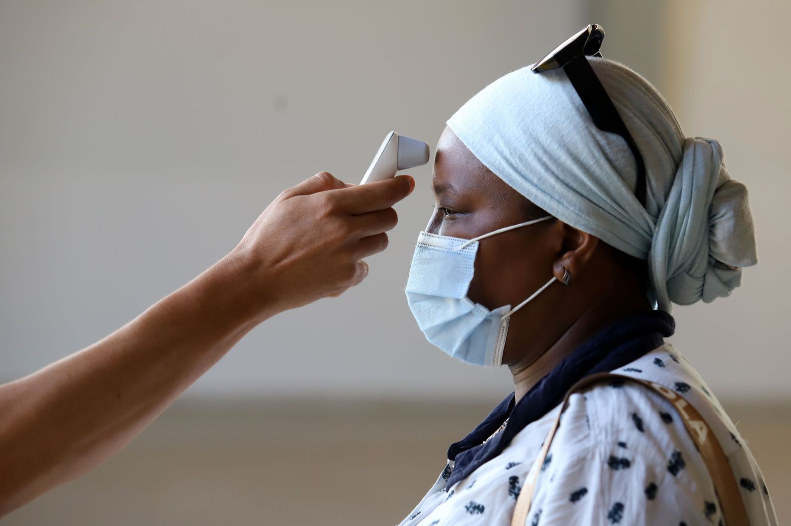 Toma de temperatura de una mujer.