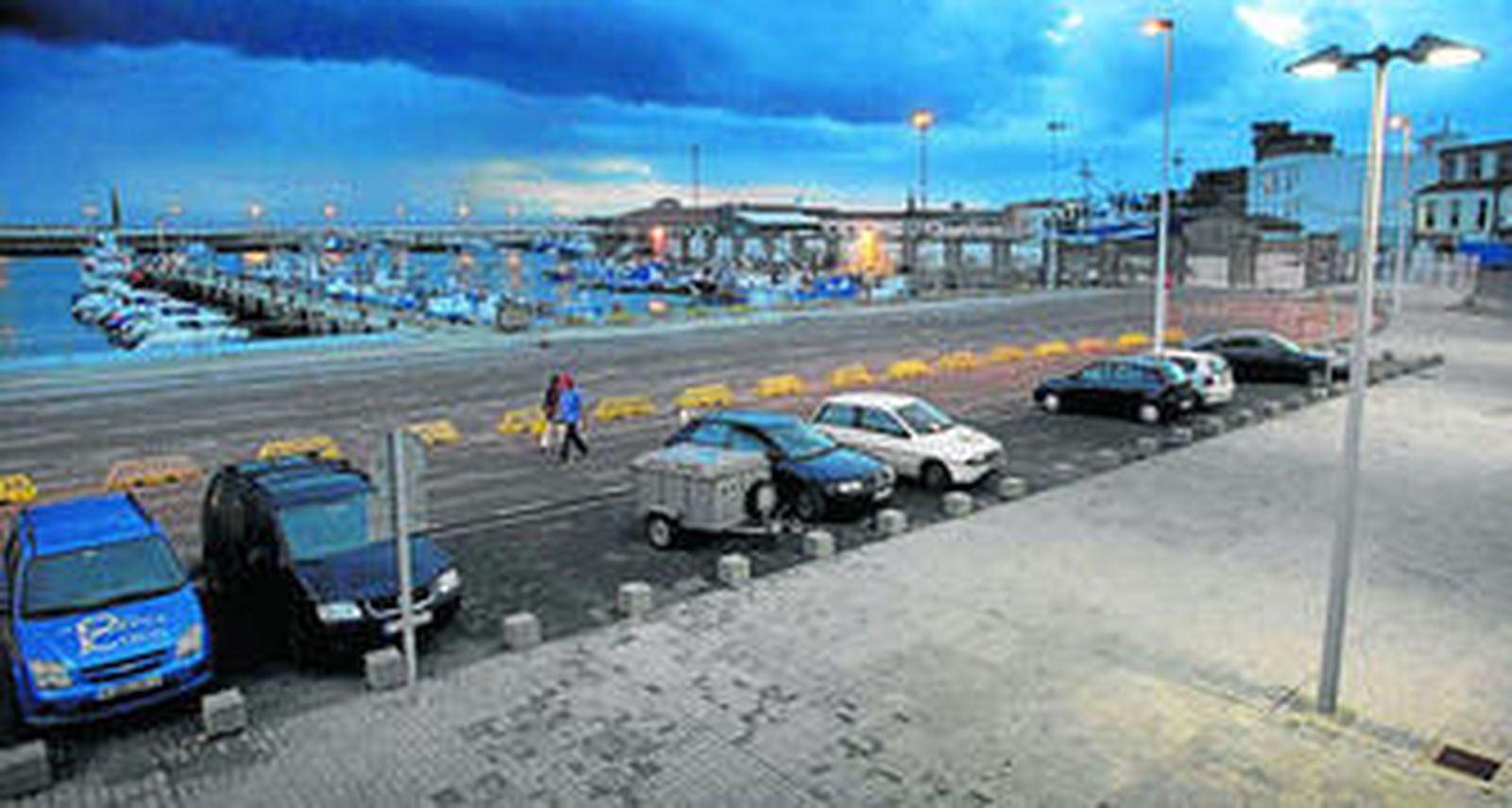 Una imagen nocturna del puerto de Tarifa.