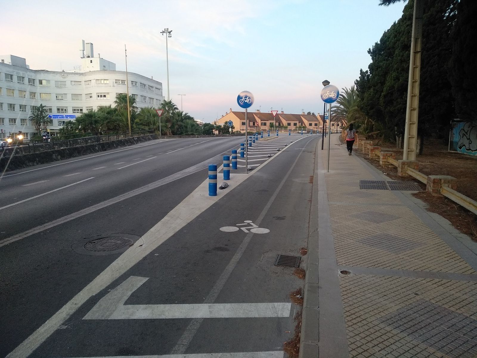 Una imagen del nuevo tramo de carril-bici junto al hospital.