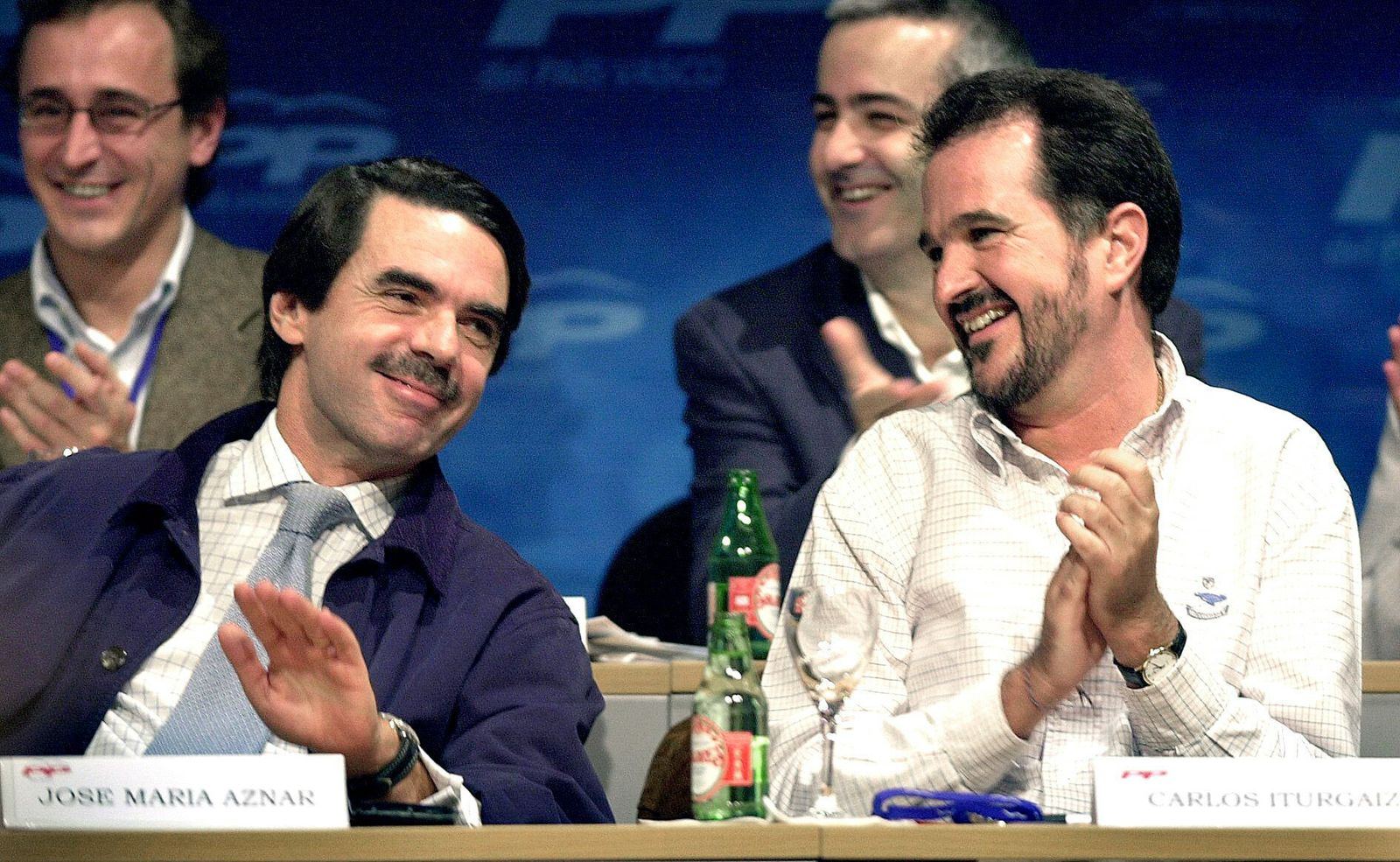 Jose María Aznar, entonces presidente del Gobierno, y Carlos Iturgaiz durante el X Congreso Regional del PP vasco, en octubre de 2002.