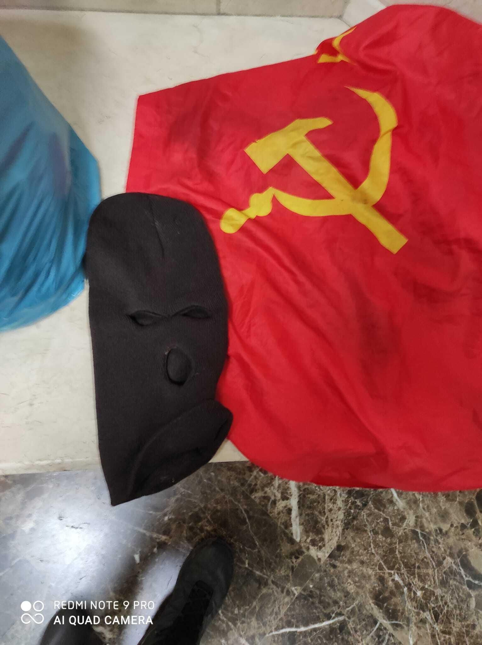 El pasamontaña y la bandera de la Unión Soviética que intervino la Policía Local