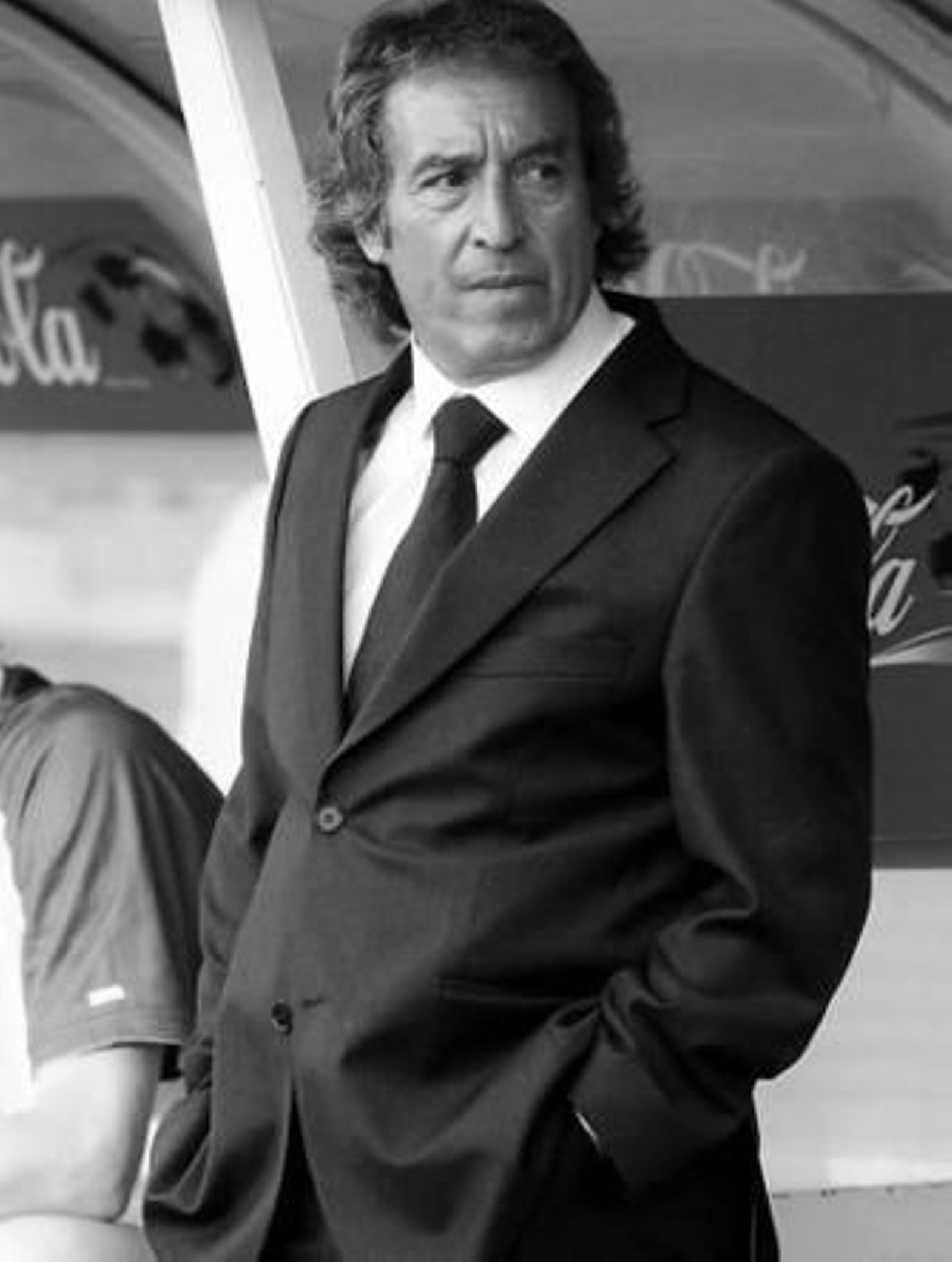 Julián Rubio posa de pie ante el banquillo cadista.