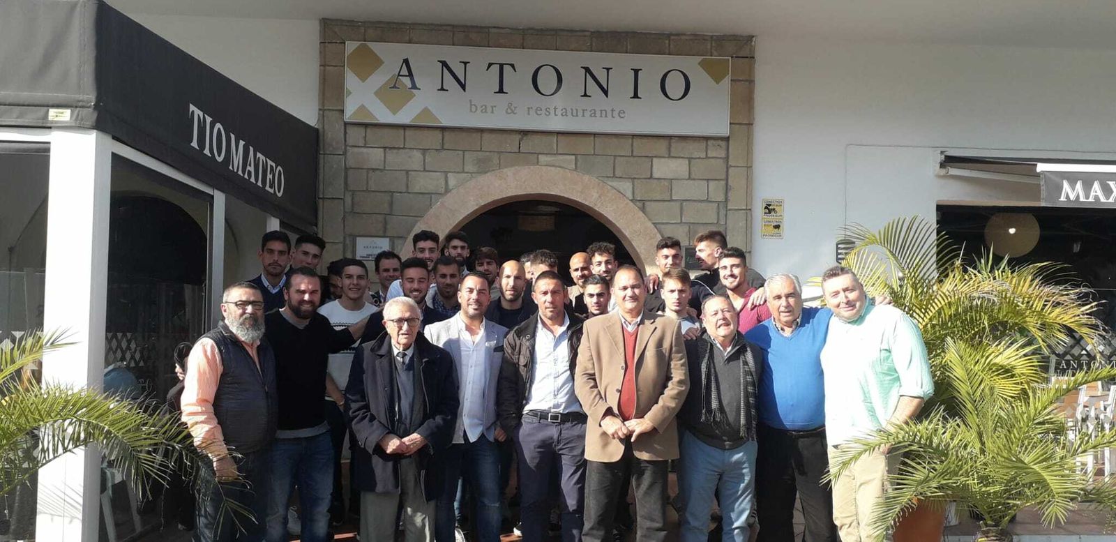 Plantilla, técnicos y miembros de Afición Xerecista, en la Venta Antonio.