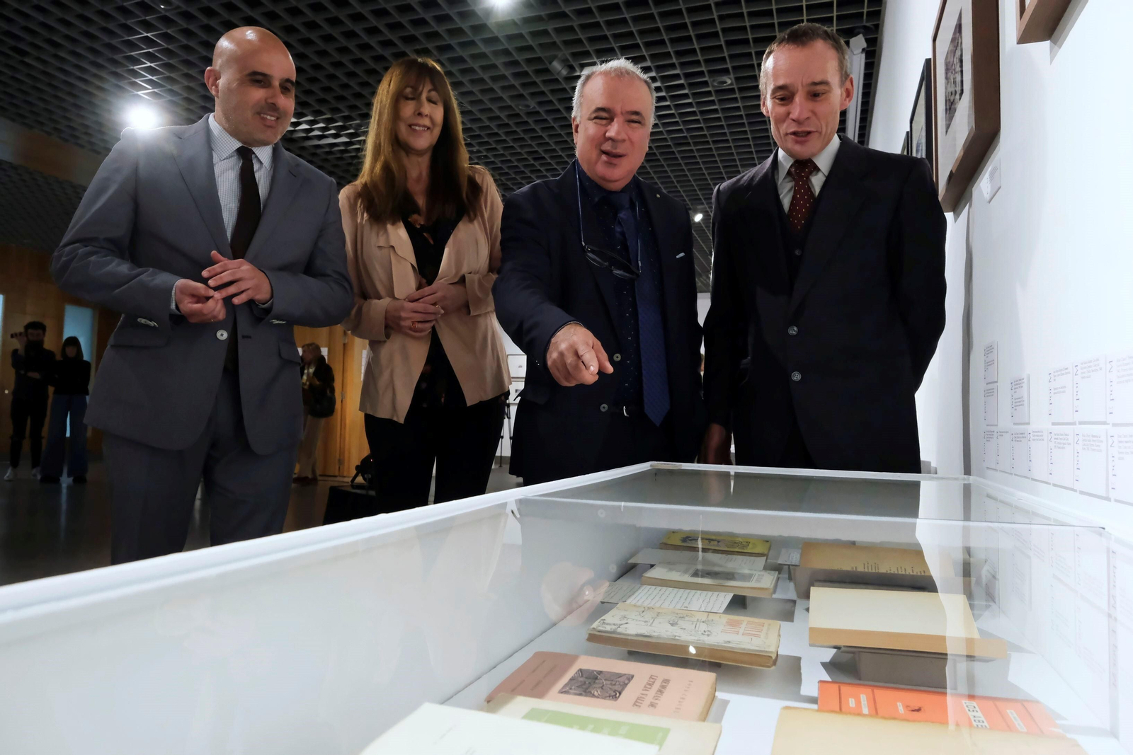 La exposición 'Escrito por mujeres. Escritoras del Siglo XX en español' de Cajasol, en imágenes