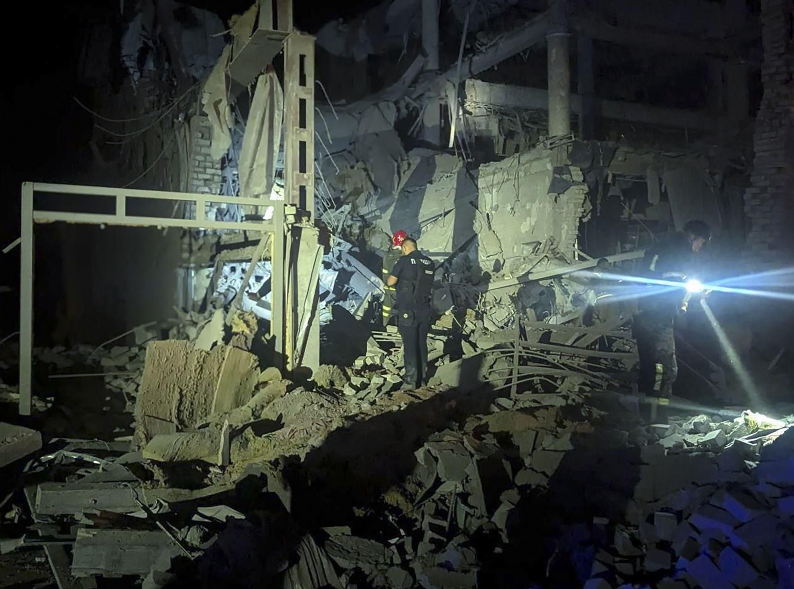 Equipos de rescate ucranianos trabajan en un edificio atacado en Krivi Rig.