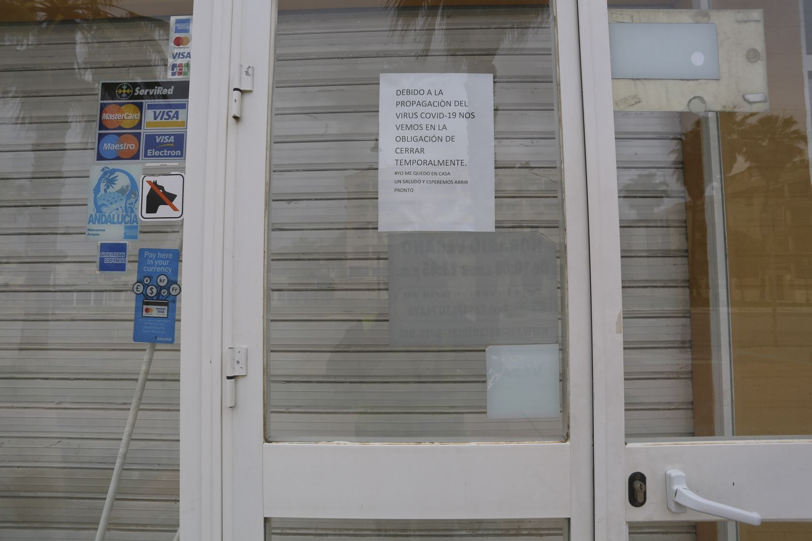 Playas cerradas en Torremolinos, la imagen del coronavirus en Málaga