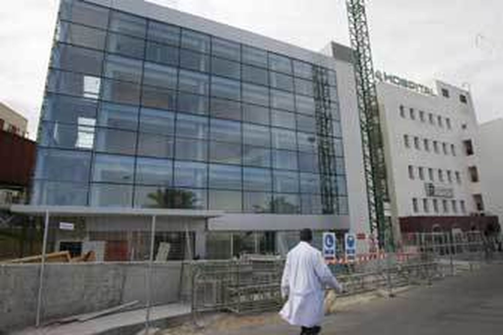 Imagen del hospital, con las obras del edificio de Radioterapia. /Pascual