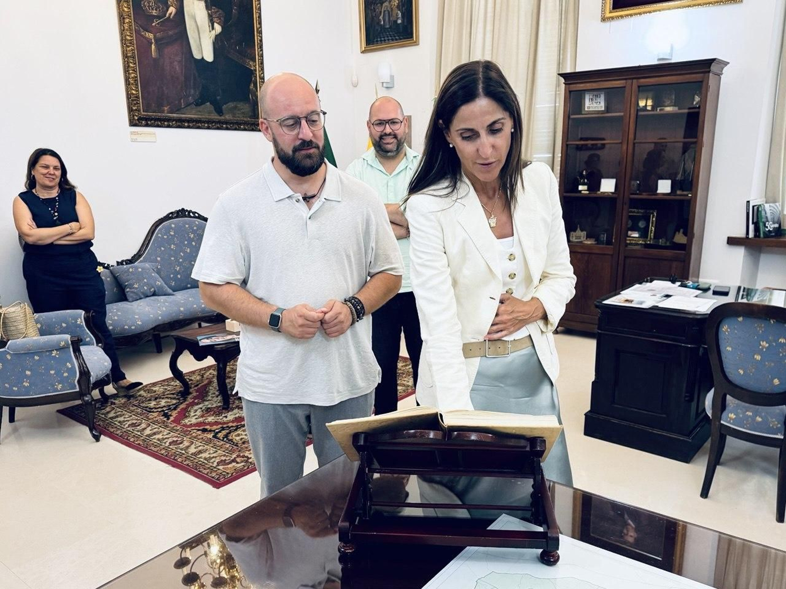 Elena Díaz junto al alcalde Germán Beardo y Javier Bello (fondo) en el momento de la toma de posesión.