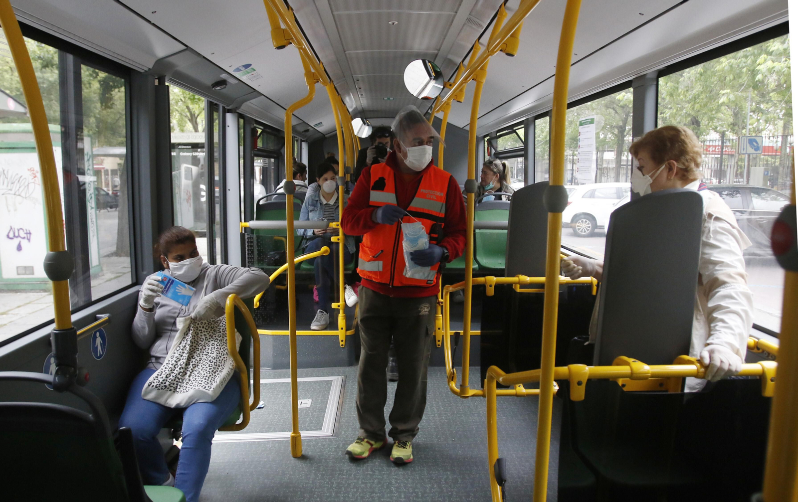 Las fotos del reparto masivo de mascarillas y la vuelta al trabajo en algunos sectores en Córdoba