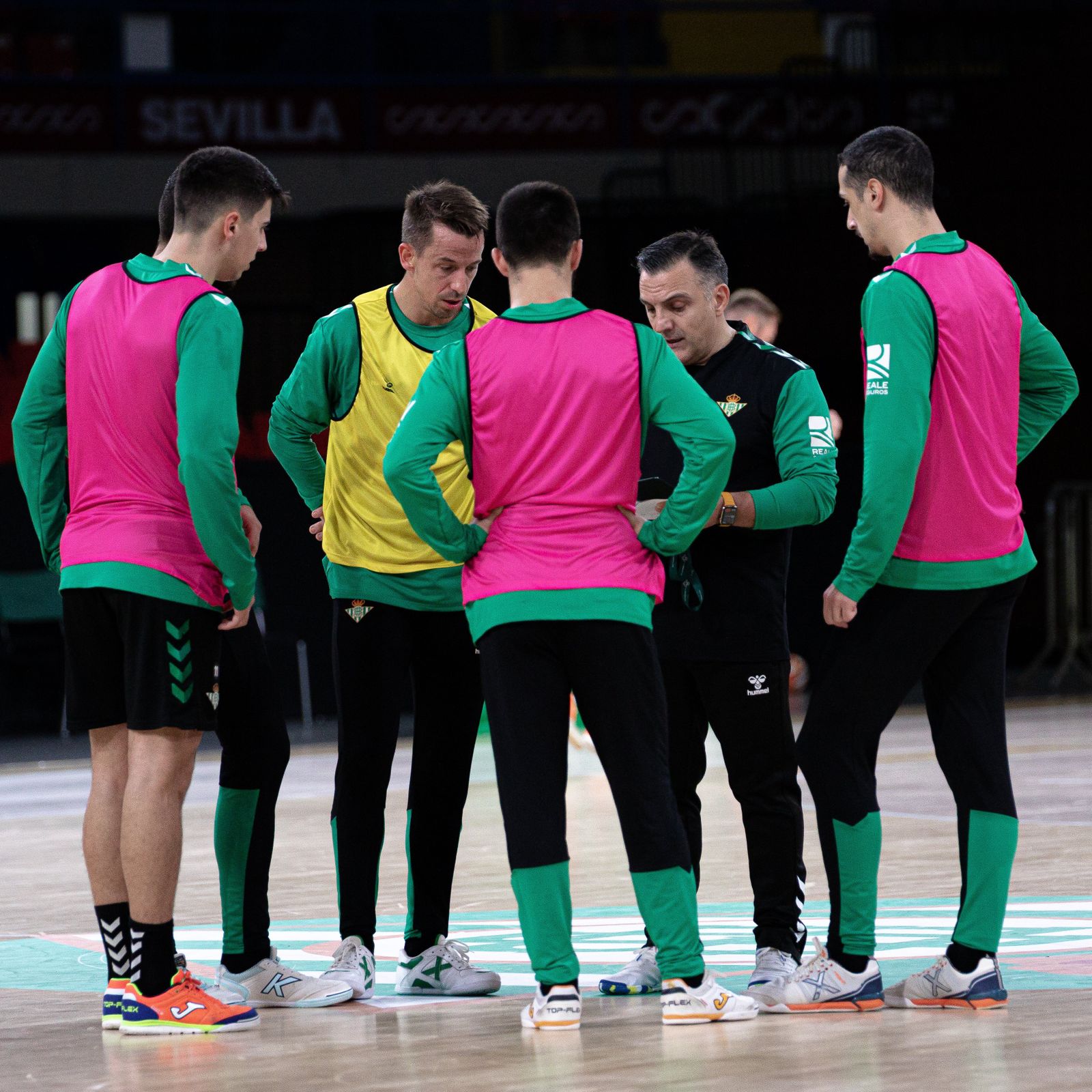 Bruno García da instrucciones a los suyos en un entrenamiento.