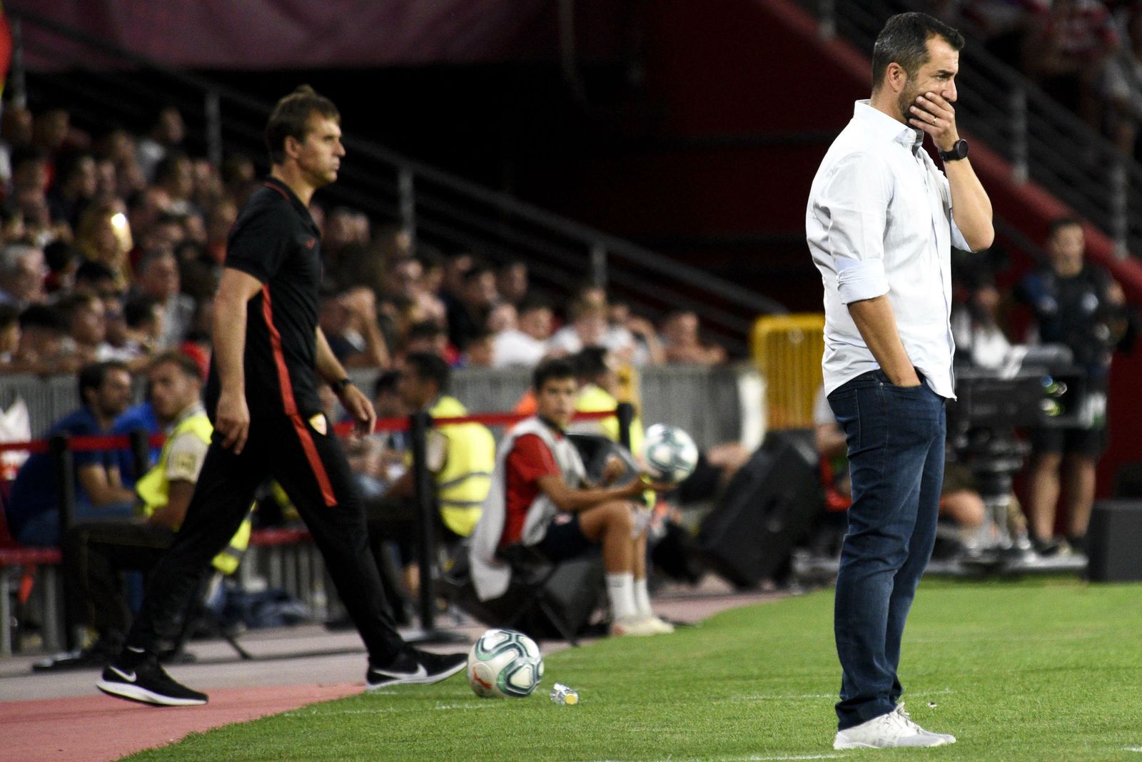 Diego Martínez pensativo durante el encuentro