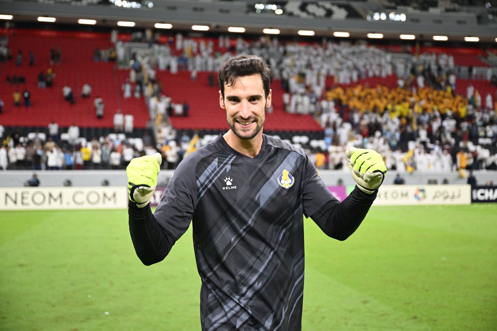 Sergio Rico se muestra feliz al finalizar el partido.