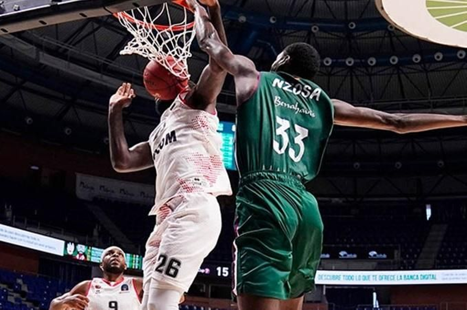 Nzosa realiza un mate.