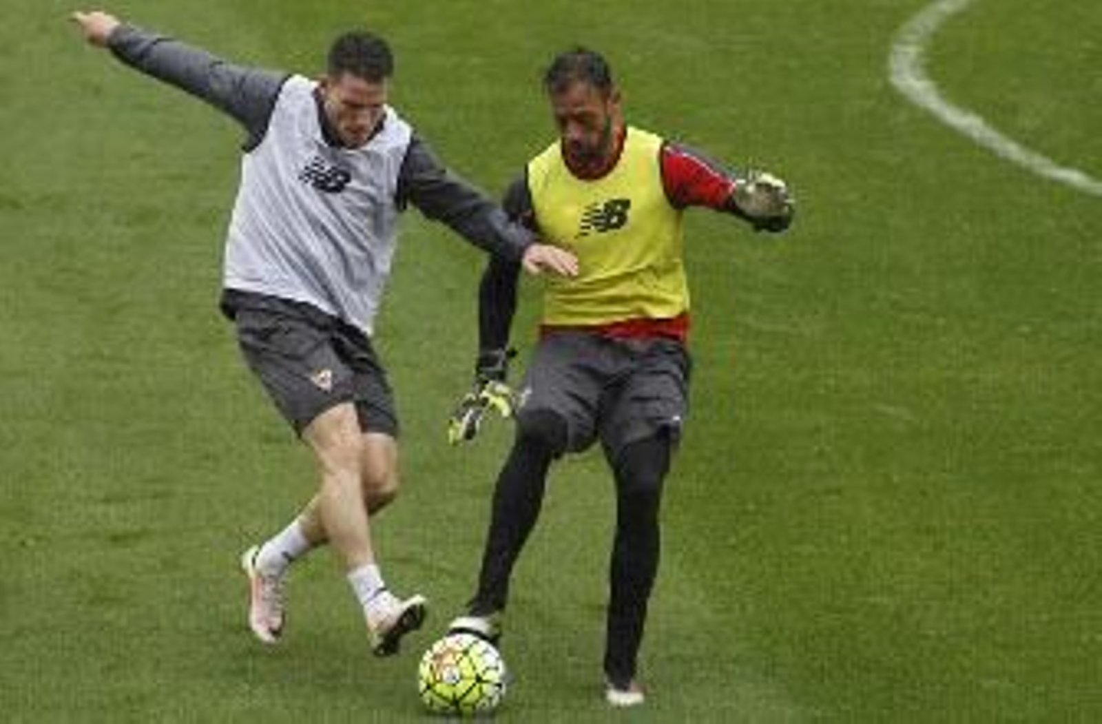 Gameiro acude raudo a presionar a Beto. / Antonio Pizarro