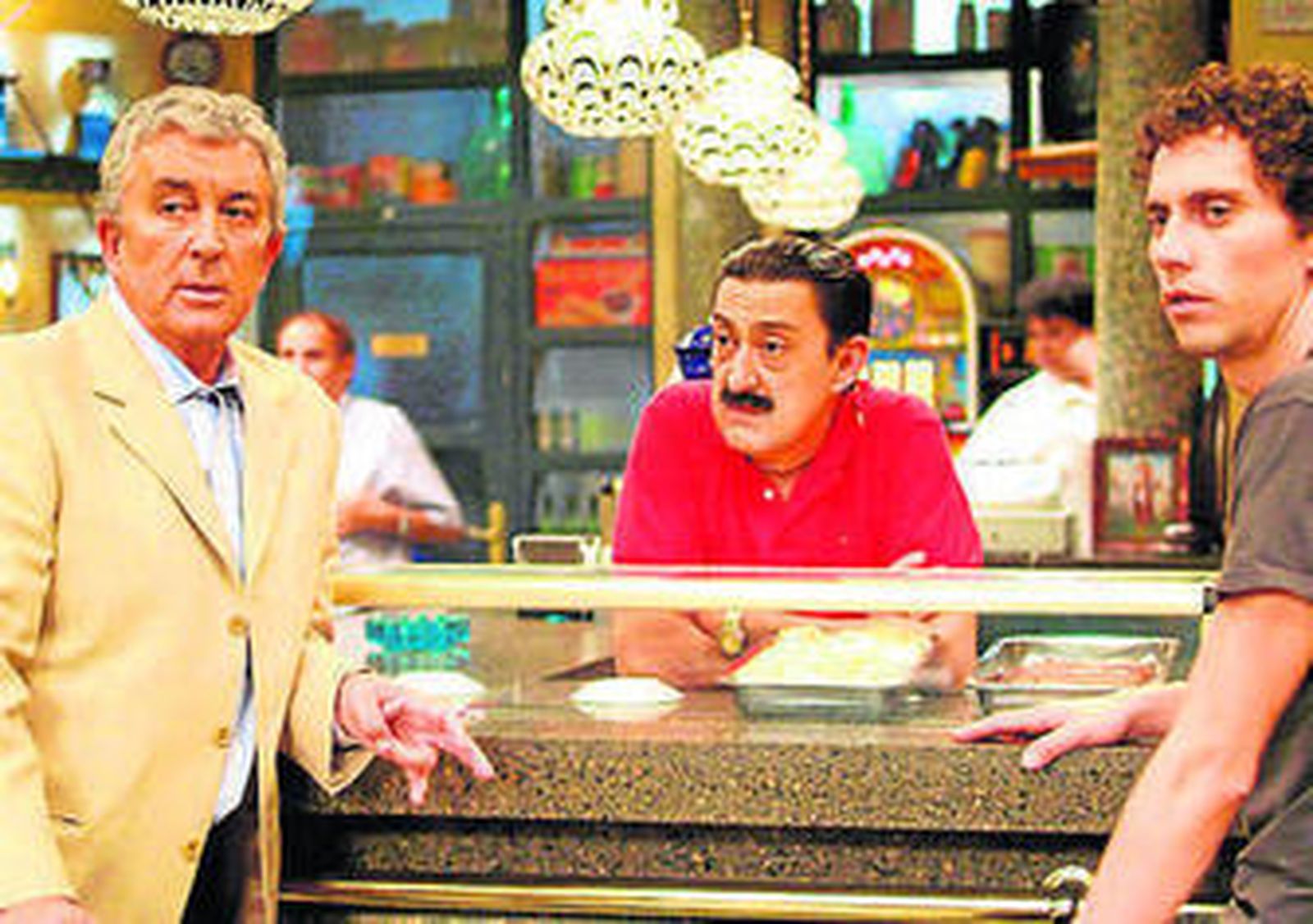 El periodista David Beriain junto a uno de los miembros de las tribus que habitan en Yasuní, un tesoro natural de biodiversidad situado en el Amazonas ecuatoriano.