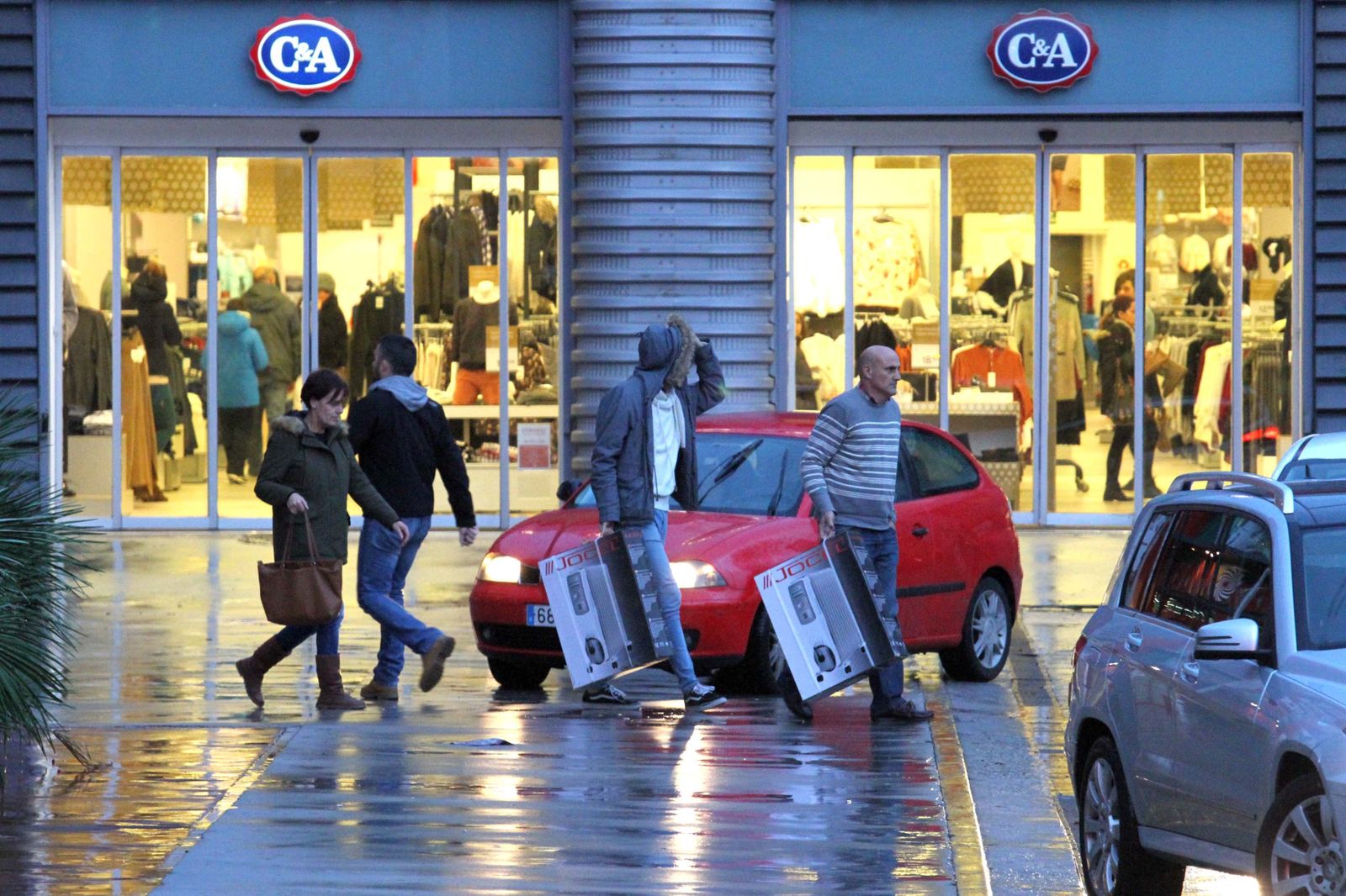 Compradores en el centro comercial de Palmones el pasado Black friday.
