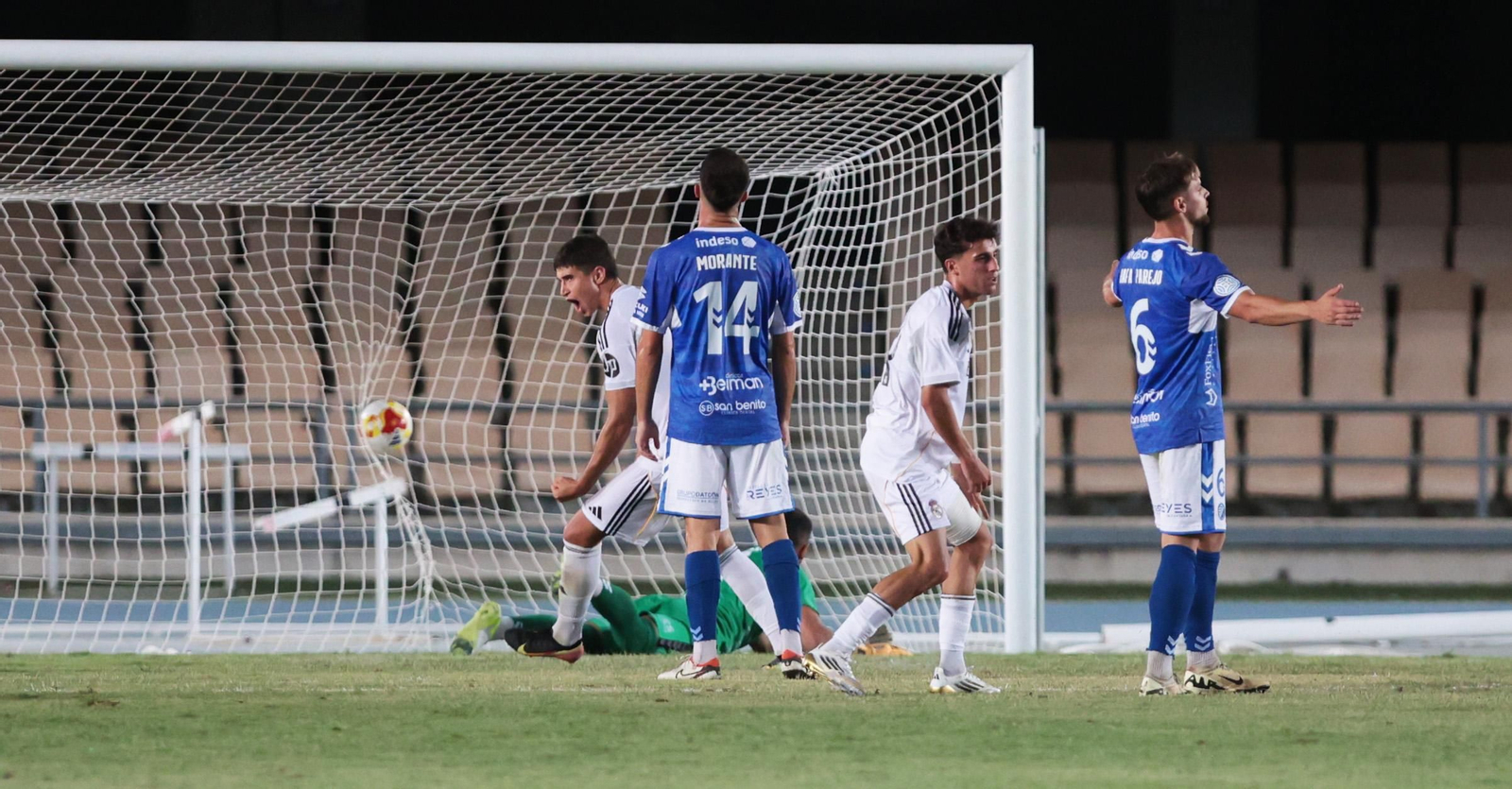 Imágenes del Trofeo de la Vendimia entre  Xerez DFC contra Real Madrid C en Chapín