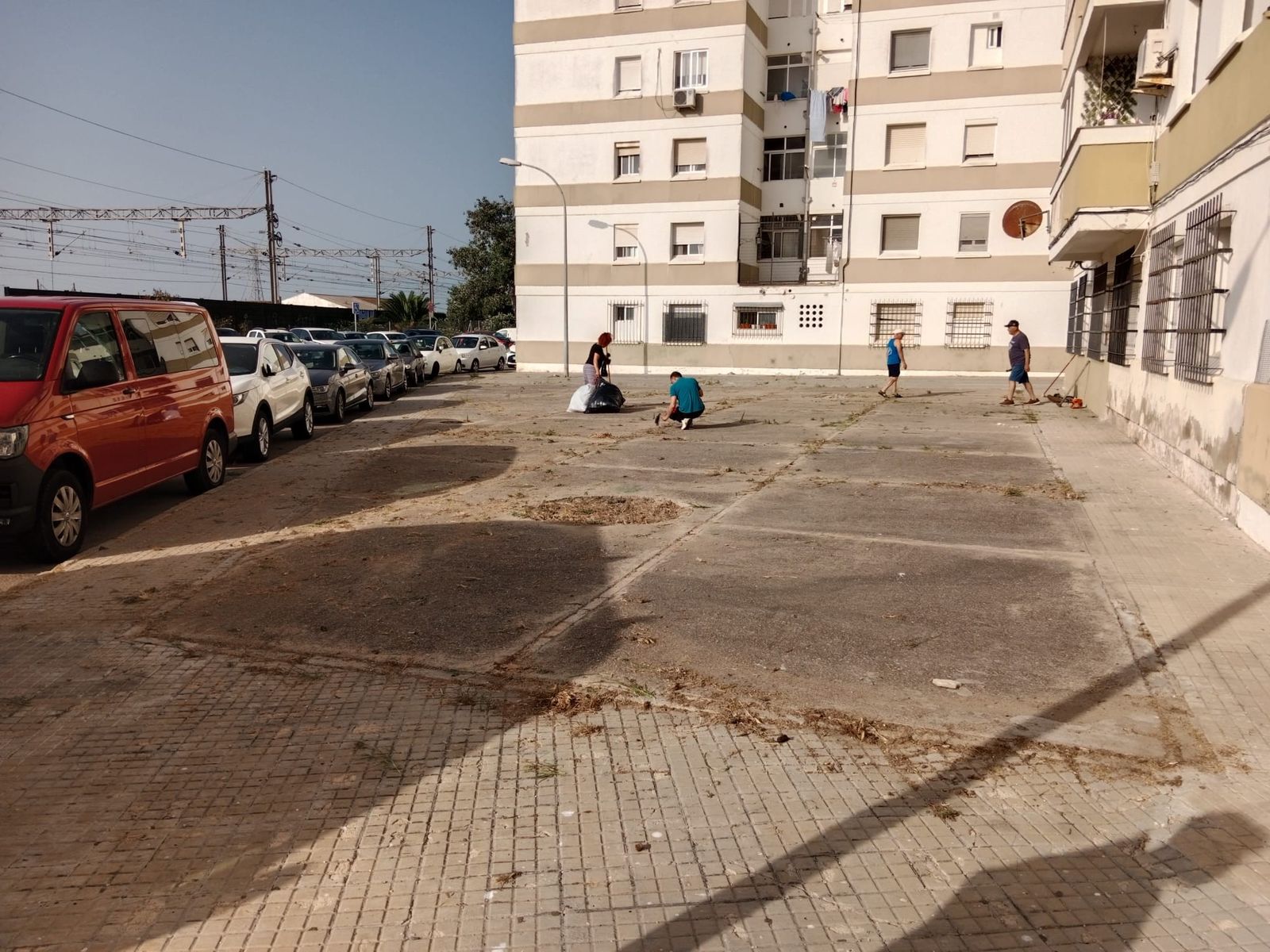 Los vecinos de El Tejar son algunos de los que se han tomado la limieza por su mano.