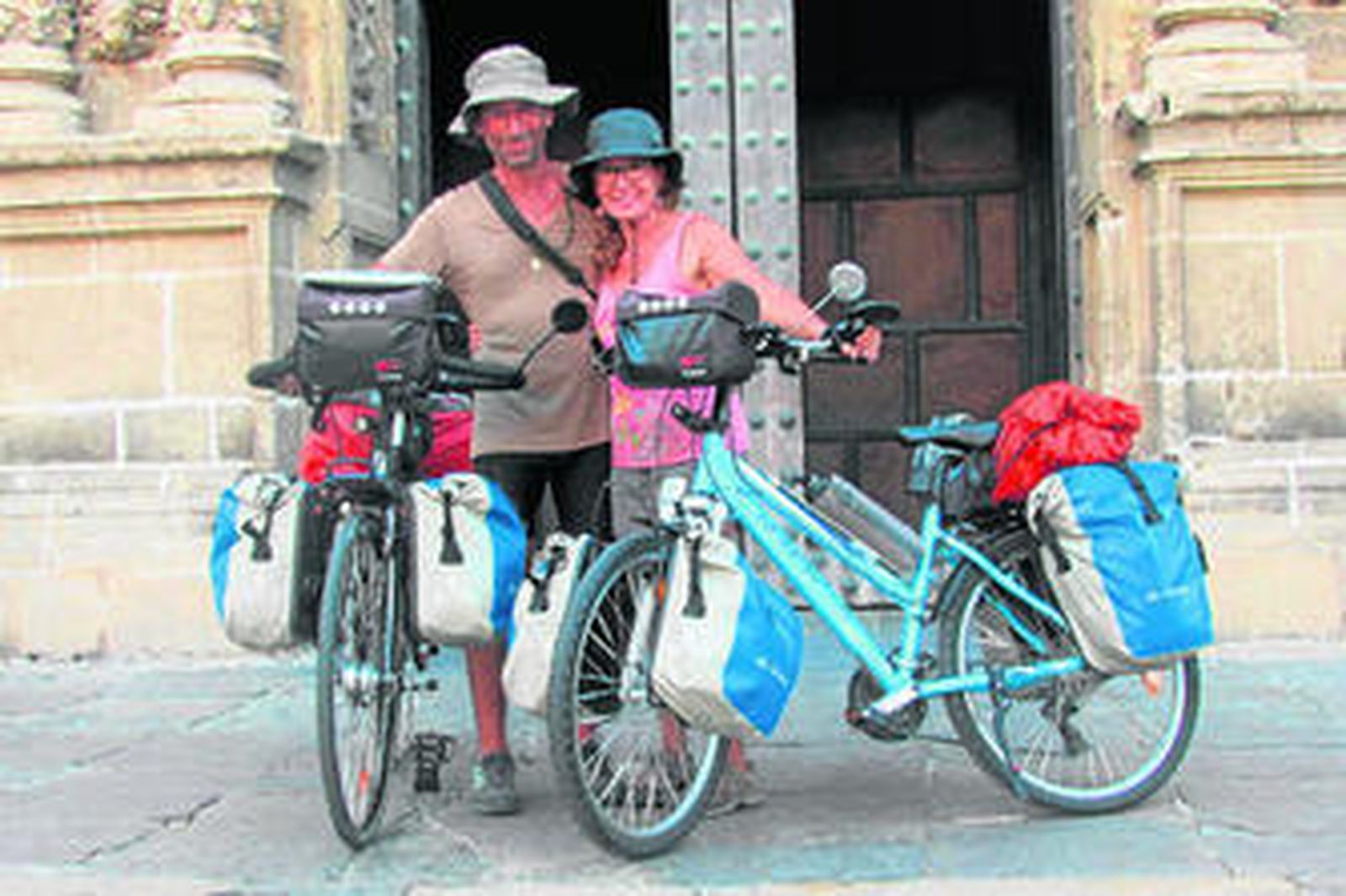 María del Amor Alonso y Ángel García al finalizar el trayecto frente a la Iglesia Mayor Prioral de El Puerto.