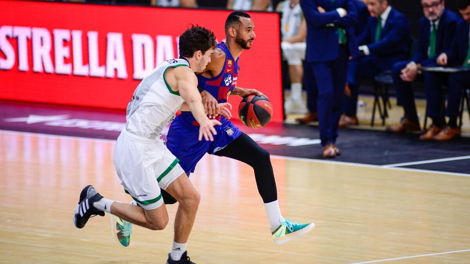 Adam Hanga durante el partido contra Joventut