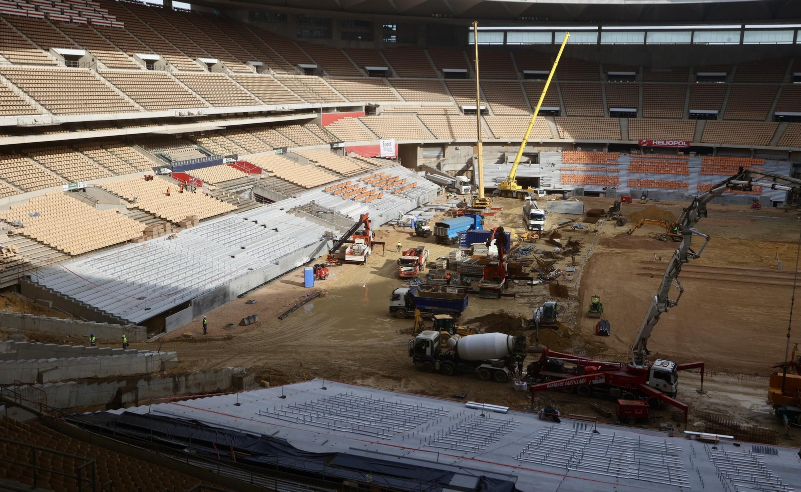 Visita del presidente de la R Federación Española de Fútbol a las obras del  Estadio de La Cartuja
