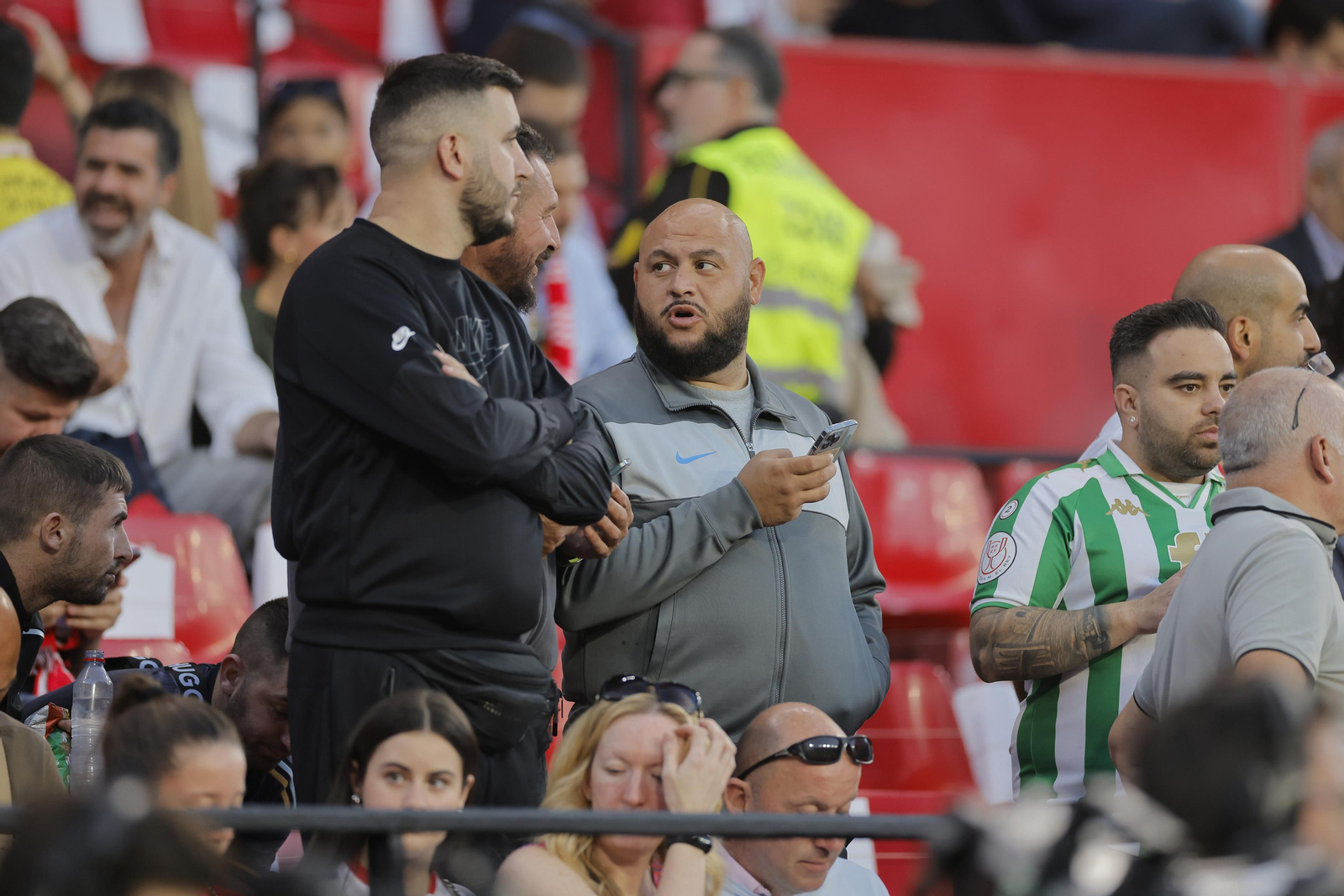 Búscate en las fotos del Sevilla-Betis